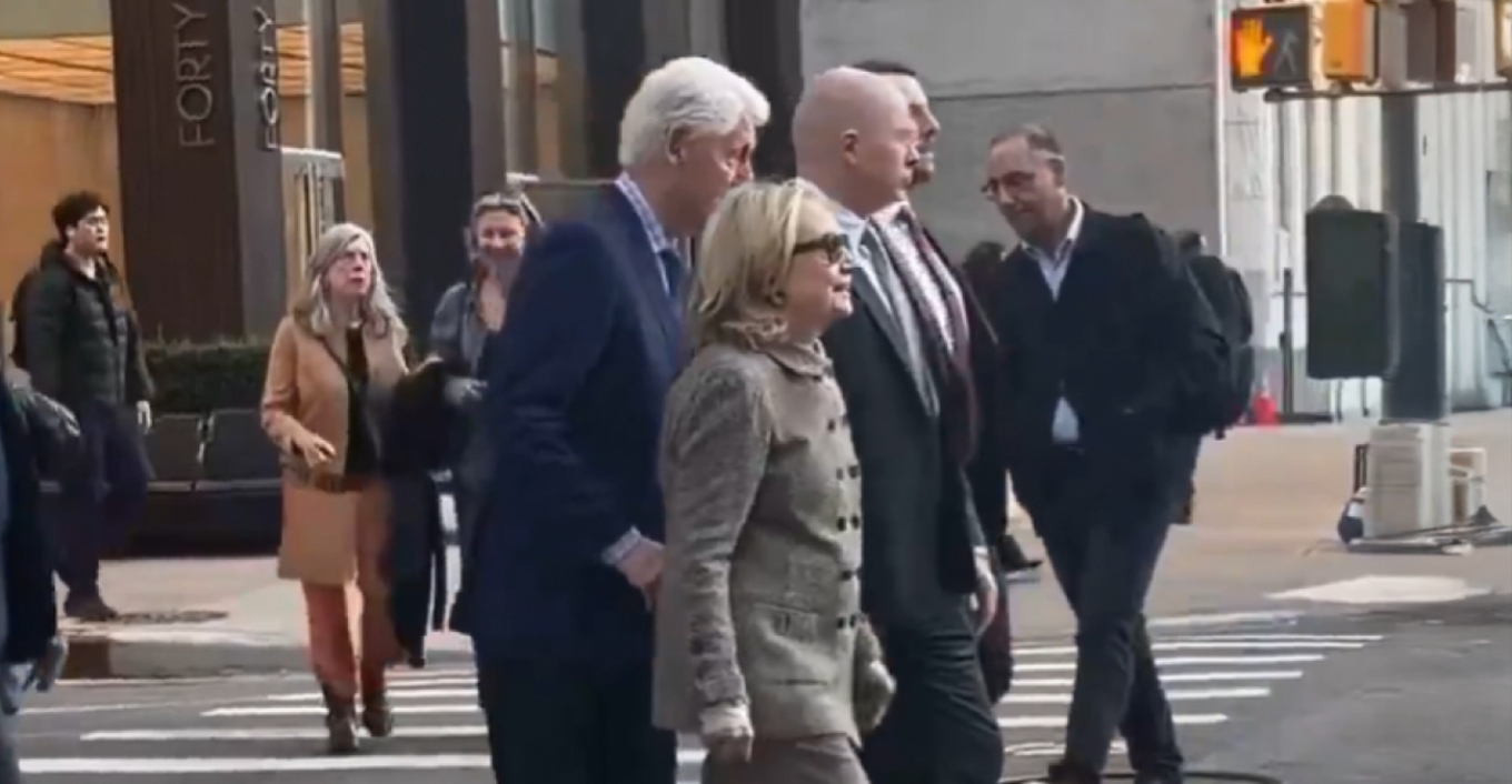 Μπιλ Κλίντον – Χίλαρι Κλίντον: Viral το βίντεο να σπρώχνει τη σύζυγό του σε διάβαση πεζών στη Νέα Υόρκη