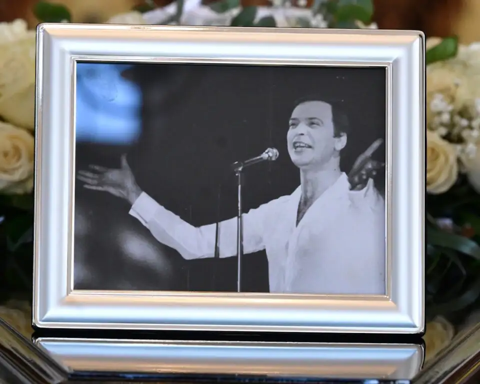 Το αντίο στον Γιώργο Μαρίνο και το μπέρδεμα στην κηδεία με στεφάνι από γνωστή ηθοποιό