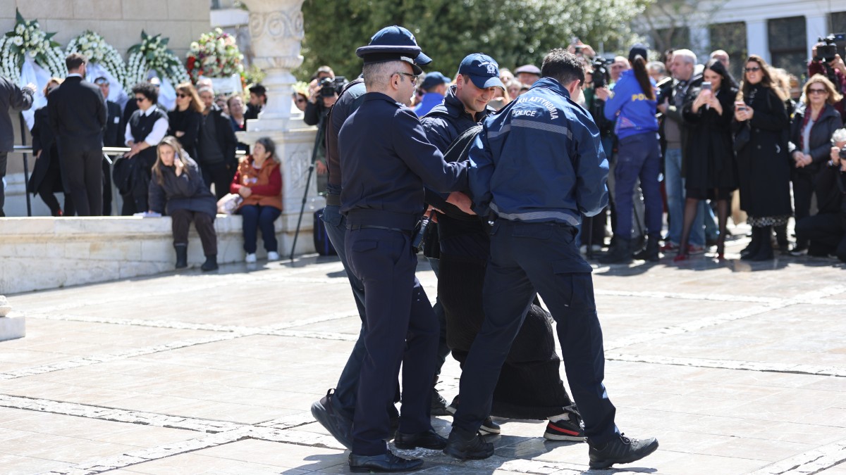 Κηδεία Μαρινέλλας: Σοβαρό επεισόδιο με την Ελένη Λουκά – Την απομάκρυναν αστυνομικοί!