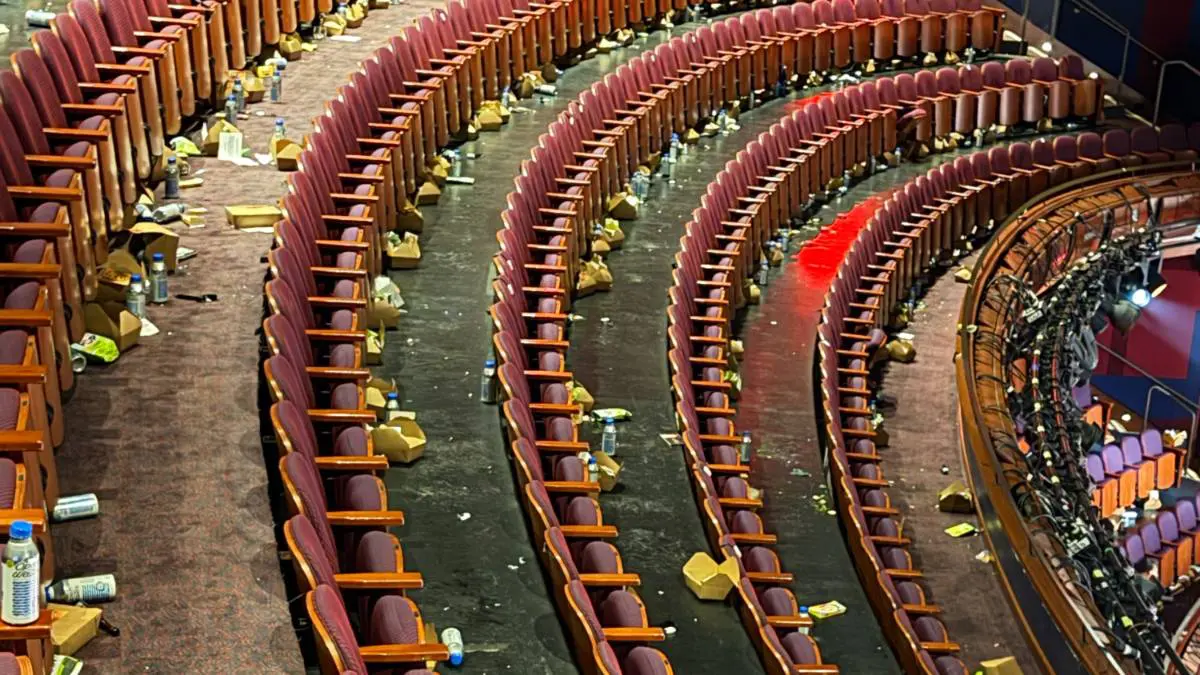 Όσκαρ 2026: Σάλος με τα σκουπίδια που άφησαν πίσω τους οι Χολιγουντιανοί σταρς στο Dolby Theatre