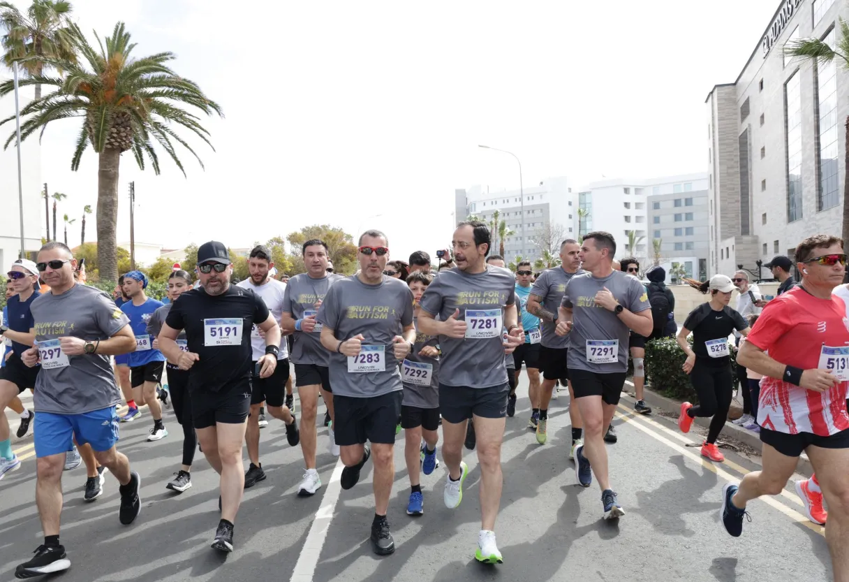 Πρόεδρος της Δημοκρατίας: Έτρεξε σε φιλανθρωπικό αγώνα για τον αυτισμό (ΦΩΤΟ)