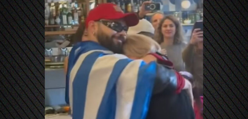 Δάκρυσε ο Ακύλας: Η αγκαλιά με τη μητέρα του σε συνάντηση με την ελληνική κοινότητα των Βρυξελλών