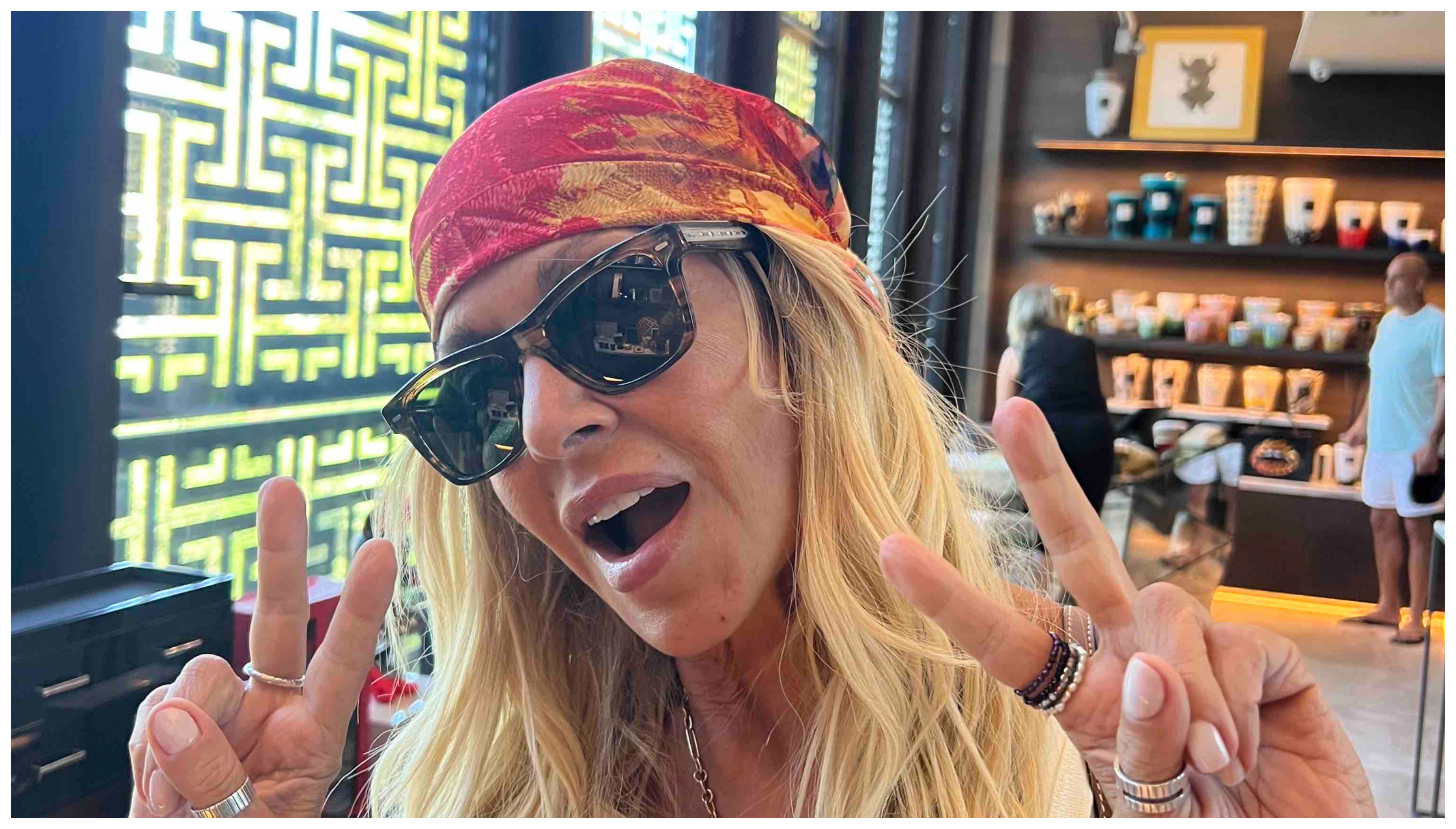 Η Άννα Βίσση επιλέγει δημιουργία Κύπριου σχεδιαστή με έμπνευση από τη Λάρνακα