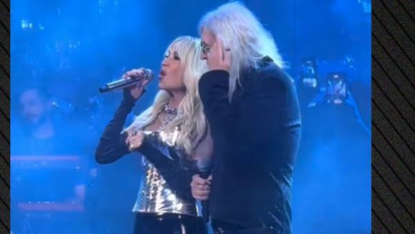 Αυλαία για την Άννα Βίσση στο Hotel Ερμού Τραγούδησε με τον Καρβέλα και ανακοίνωσε τη συναυλία της στο ΟΑΚΑ