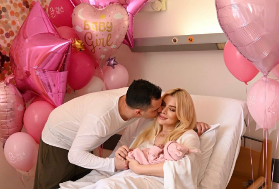 Κατερίνα Καινούργιου – Παναγιώτης Κουτσουμπής: Ανέβασαν την πρώτη φωτογραφία με την κόρη τους