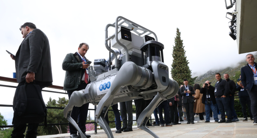 Αυτός είναι ο σκύλος ρομπότ της Ελληνικής Αστυνομίας που “φυλάει” το φόρουμ των Δελφών