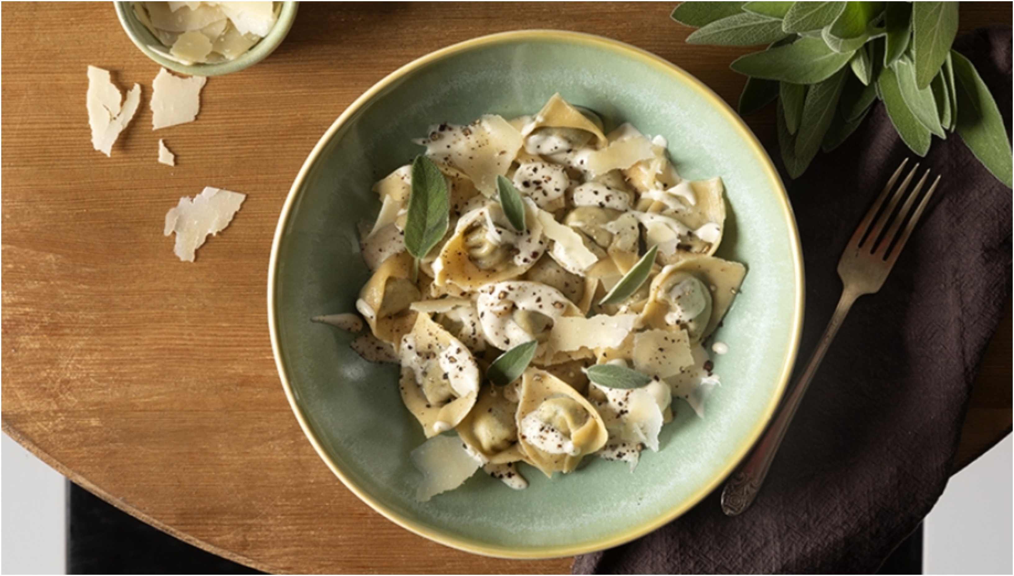 Νόστιμη συνταγή για σπιτικά τορτελίνι γεμιστά με σπανάκι και φασκόμηλο