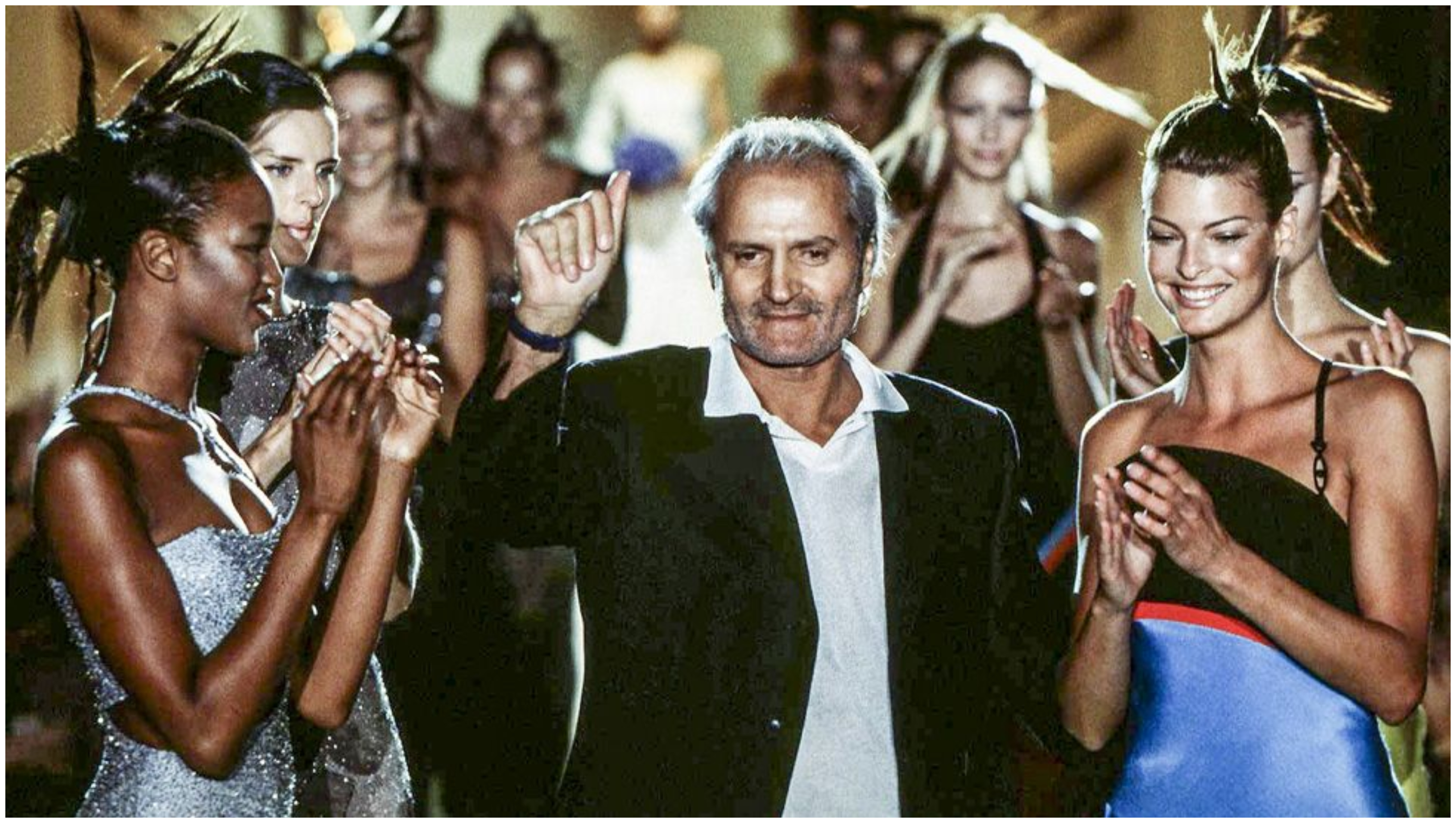 Gianni Versace: Η μεγάλη αναδρομική έκθεση που τιμά τον θρύλο της μόδας