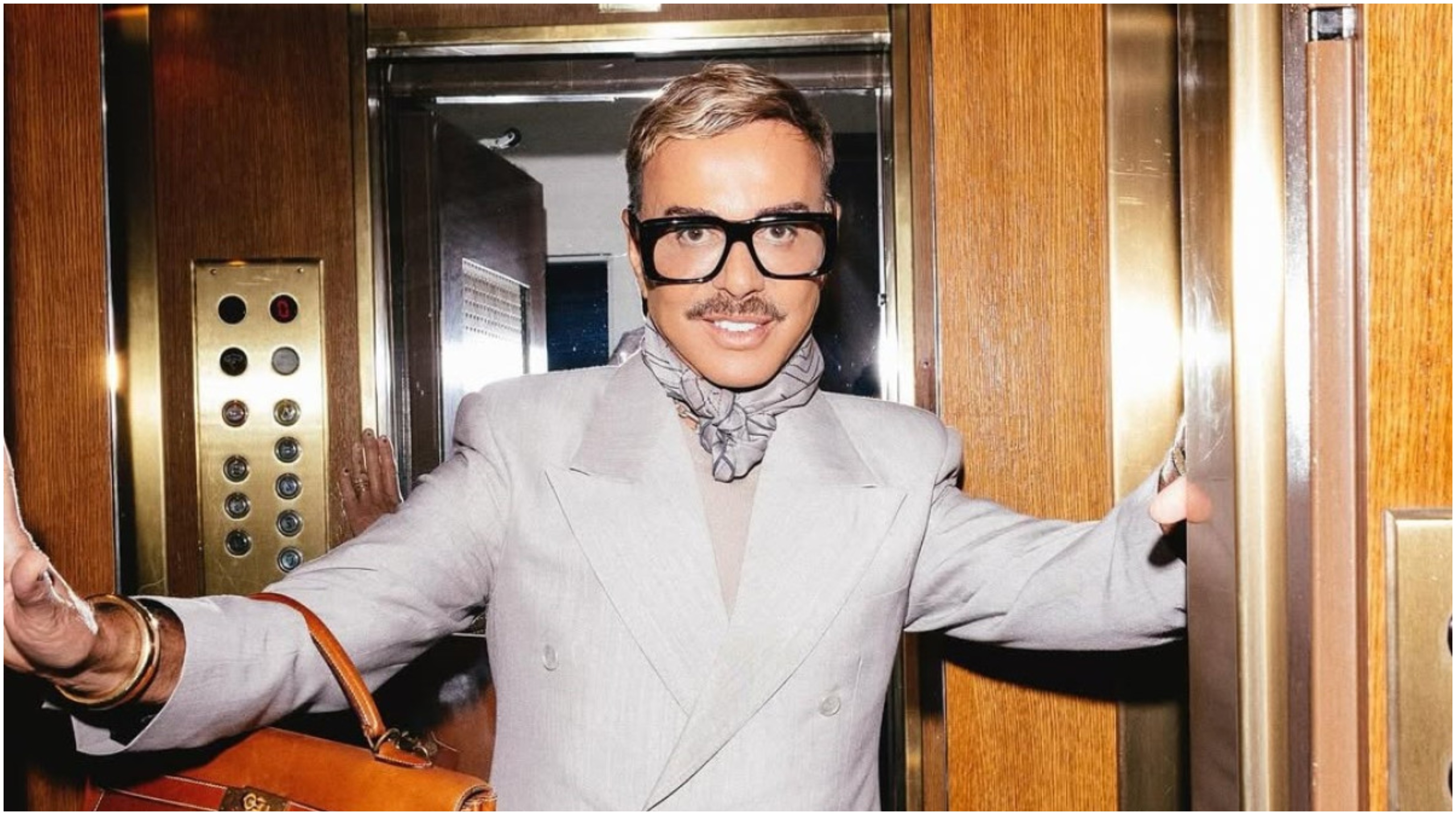 Λάκης Γαβαλάς: Παίζει πιάνο με ψηλοτάκουνα – Δείτε το βίντεο που έχει γίνει viral