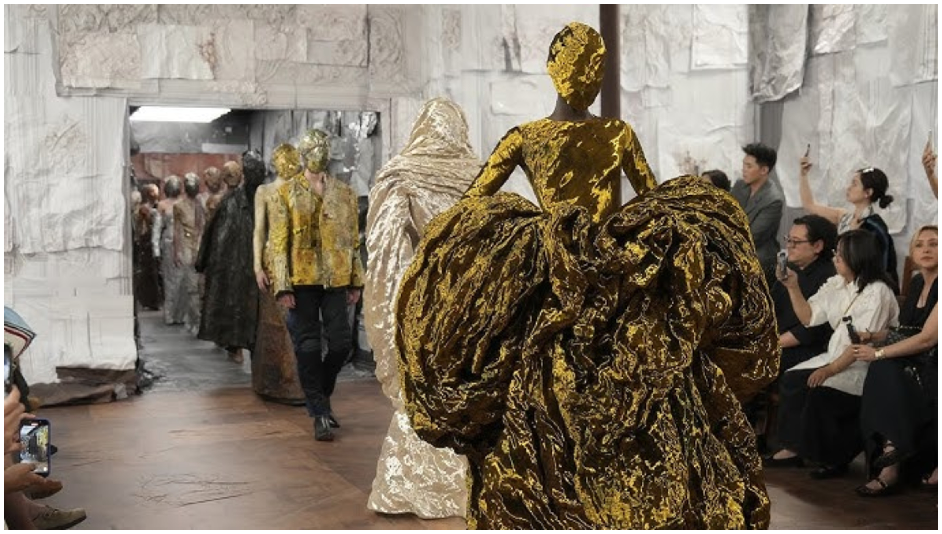 Maison Margiela F/W 2026: Η πιο μυστηριώδης πασαρέλα της σεζόν – Με μάσκες στα πρόσωπα τα μοντέλα