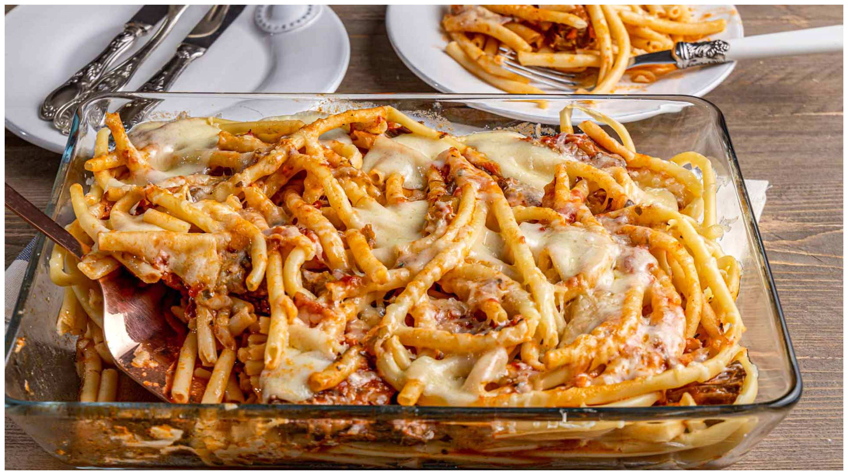 Συνταγή για μοσχάρι κοκκινιστό με κρεμώδη μακαρόνια στο φούρνο