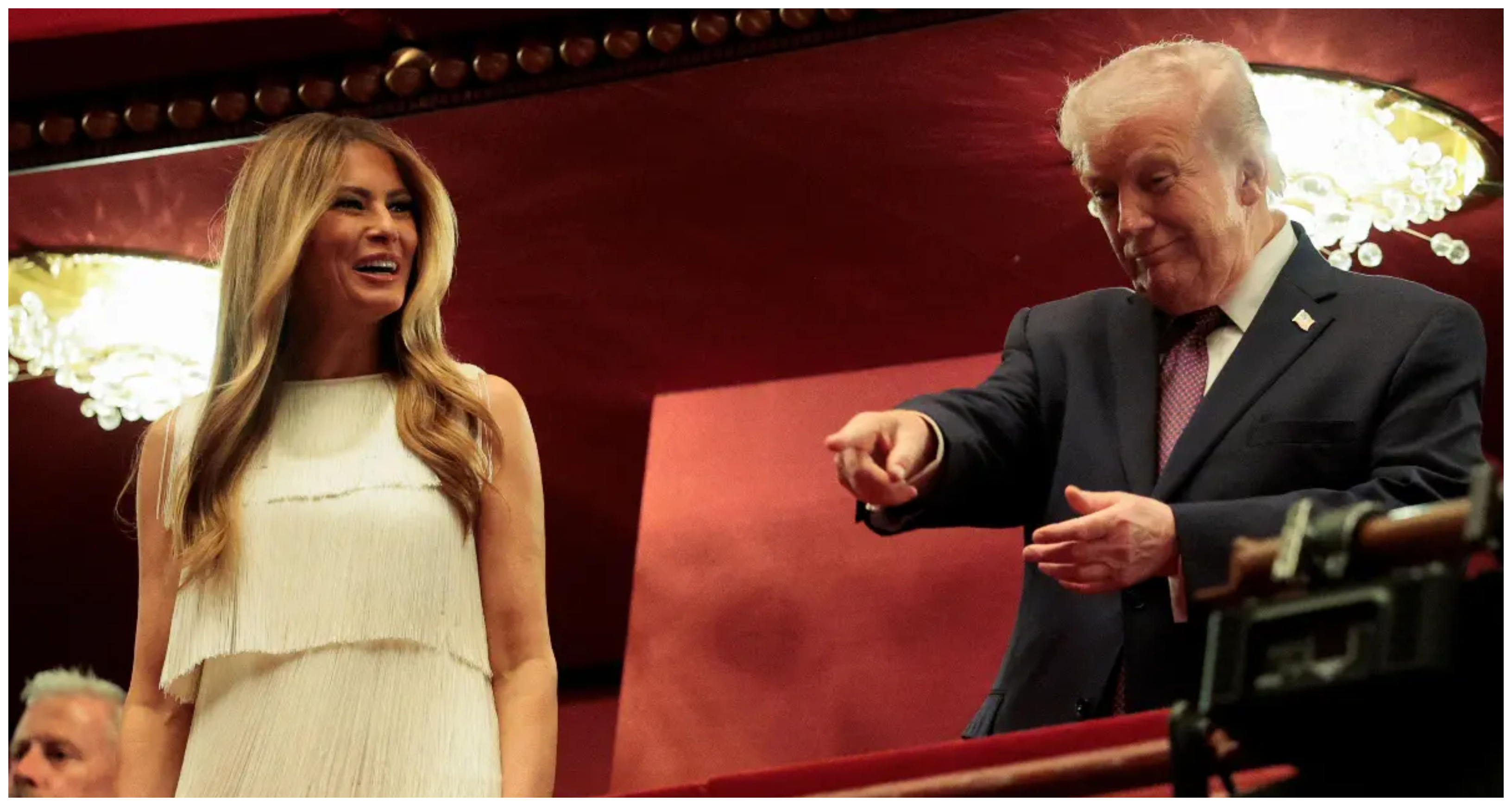 Melania Trump: Με jazz φόρεμα «έκλεψε» τις εντυπώσεις δίπλα στον Donald Trump