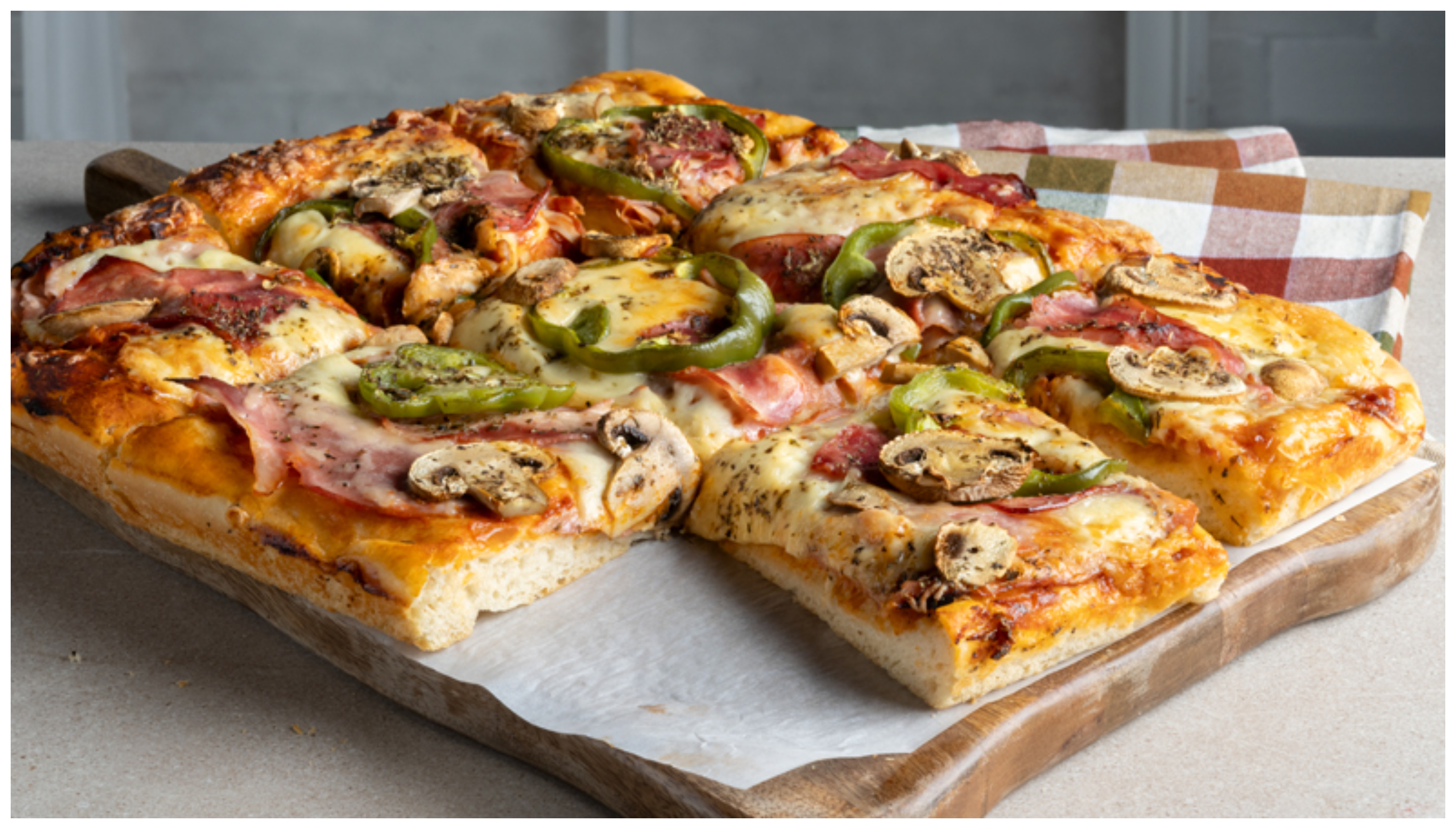 Συνταγή για μαμαδίστικη πίτσα ταψιού!