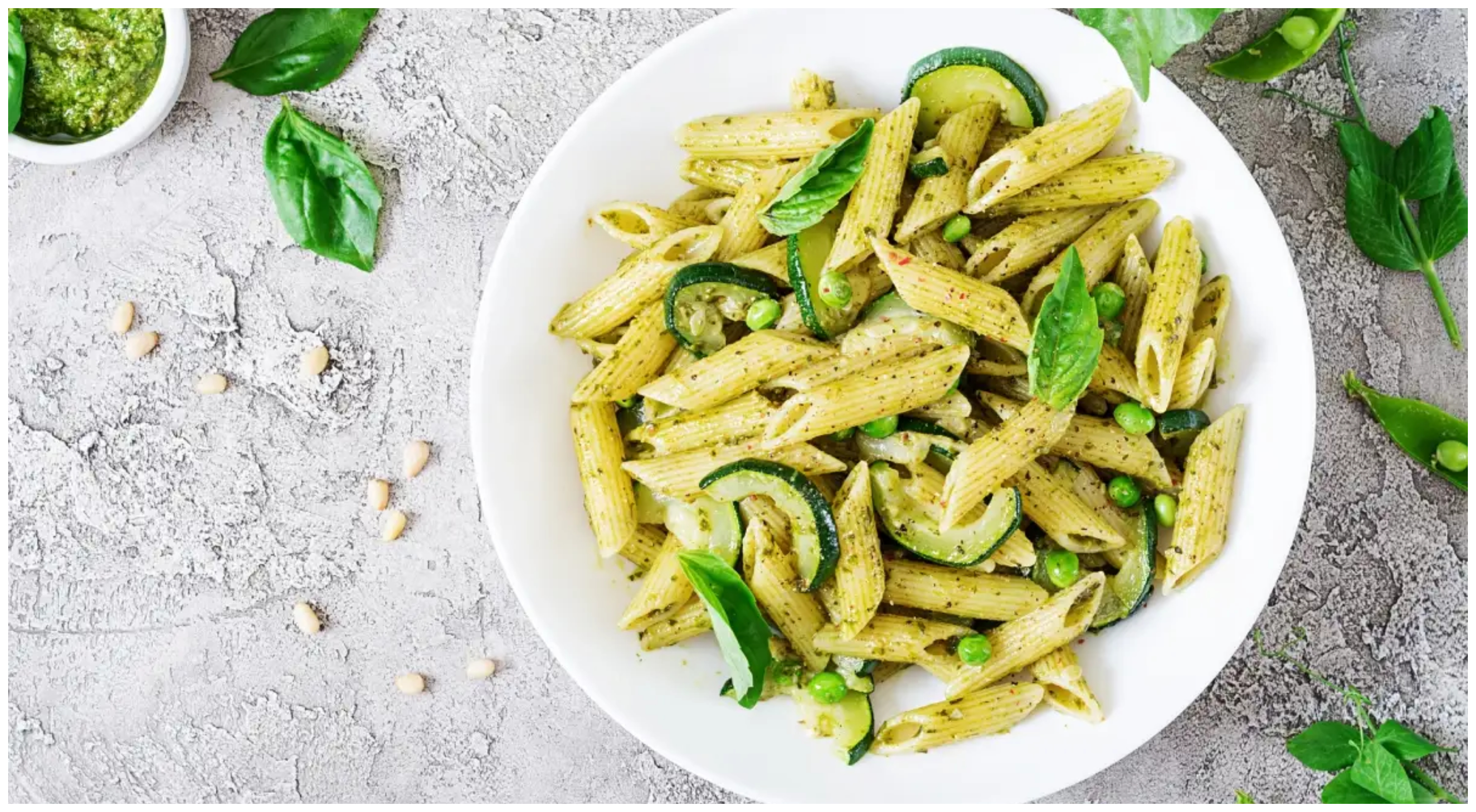 Η πιο δροσερή μακαρονοσαλάτα με πέστο και κολοκυθάκια που θα φτιάξεις φέτος