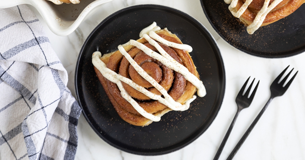 Συνταγή για λαχταριστά cinnamon rolls τσουρέκι