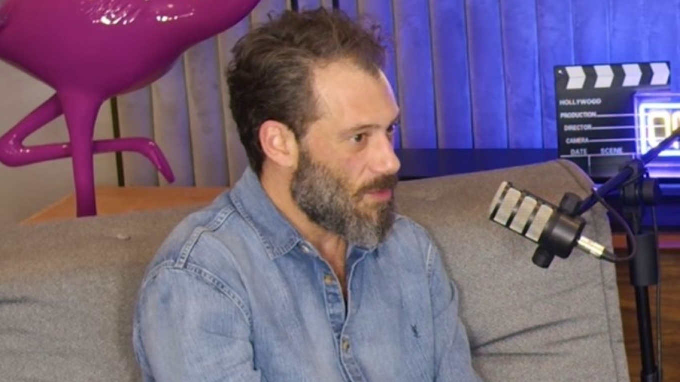 Ο Αντίνοος Αλμπάνης εξήγησε για ποιον λόγο κραοτύσε “μυστικό” από  τους γονείς του τη μάχη με τον καρκίνο