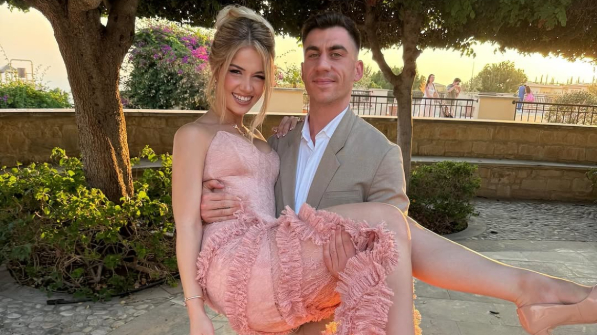 Σε έντονο προβληματισμό οι καλεσμένοι στο γάμο του Φειδία – Ο όρος που έβαλε και γιατί… δεν θα βάλει κοστούμι