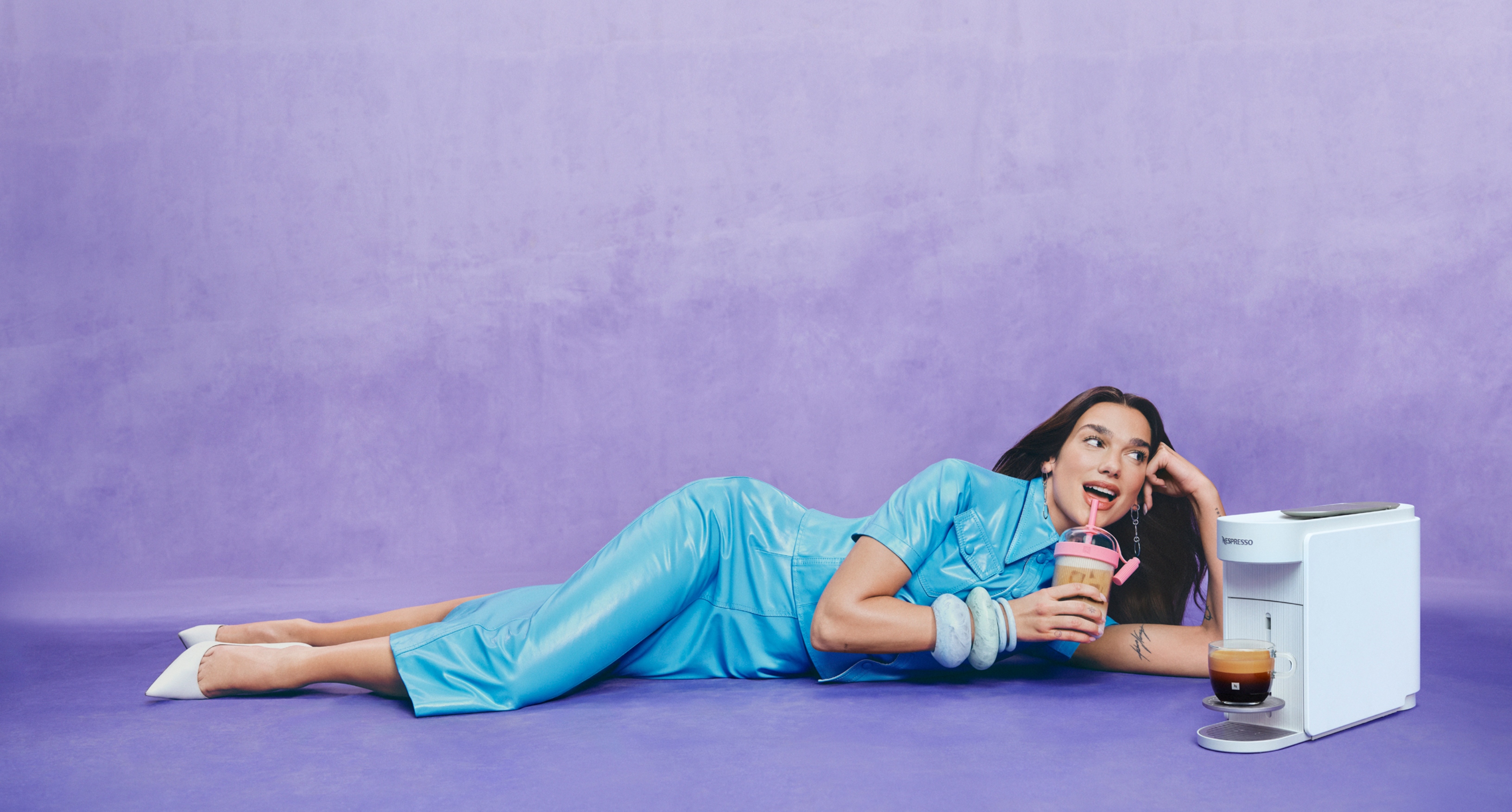 H Dua Lipa μας καλεί να ανακαλύψουμε νέες εμπειρίες καφέ στην τελευταία καμπάνια της Nespresso!