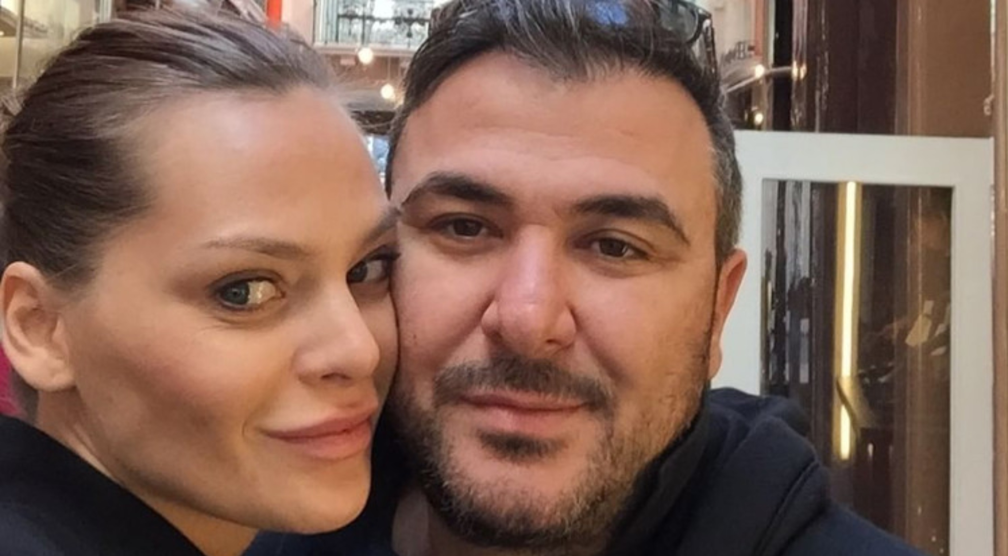 Full in love o Ρέμος: Το γλυκό φιλί στο στόμα στην Υβόννη Μπόσνιακ στο κέντρο που εμφανίζεται (ΦΩΤΟ)