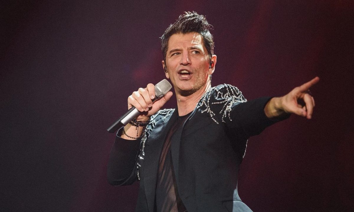 Σάκης Ρουβάς: Ερμηνεύει Στέλιο Καζαντζίδη και γίνεται viral – Η αντίδραση του κοινού (ΒΙΝΤΕΟ)