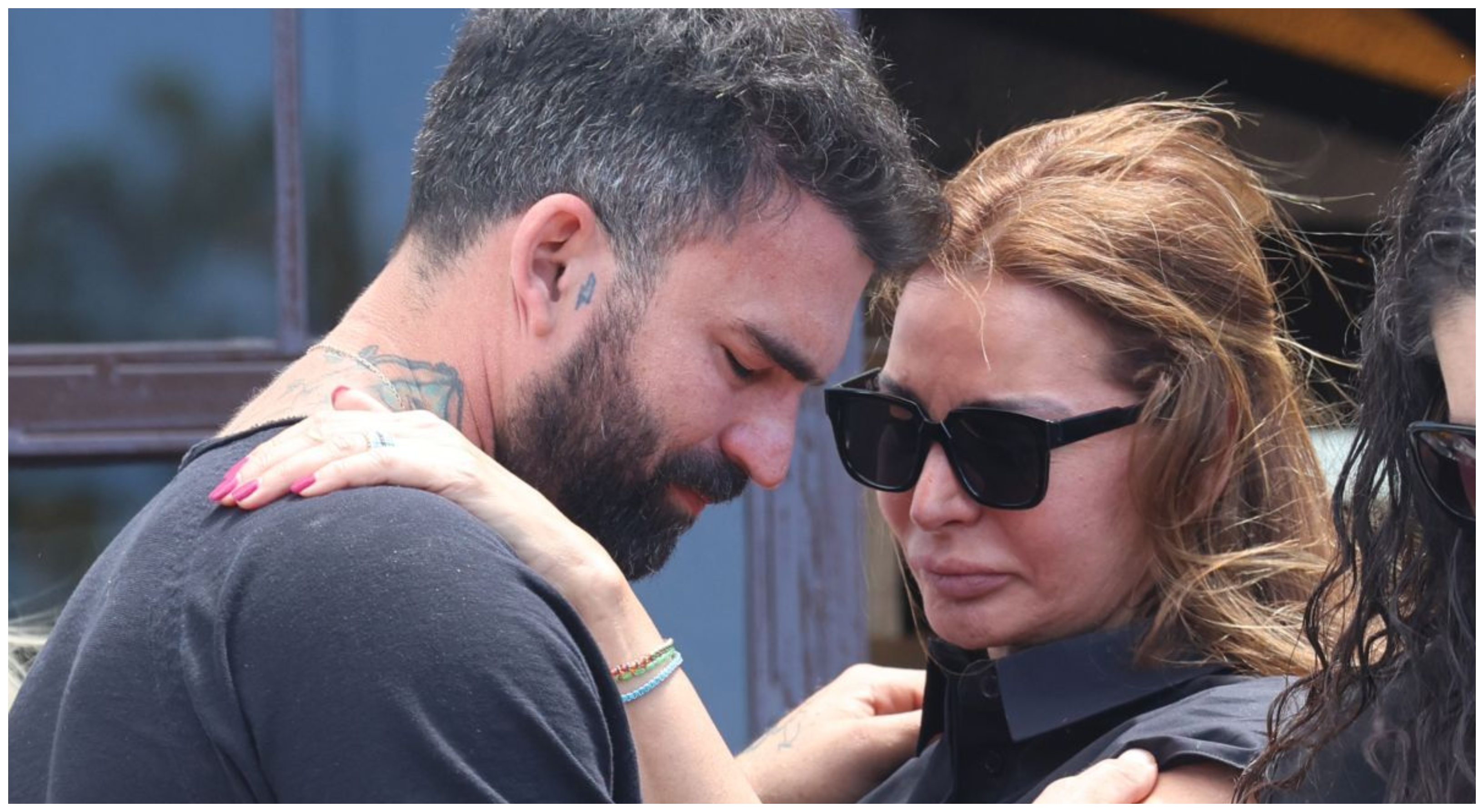 Κηδεία Μαστροκώστα: «Λύγισε» η Μαρία Καλάβρια στην αγκαλιά του Αλεξάνδρου (ΦΩΤΟ)