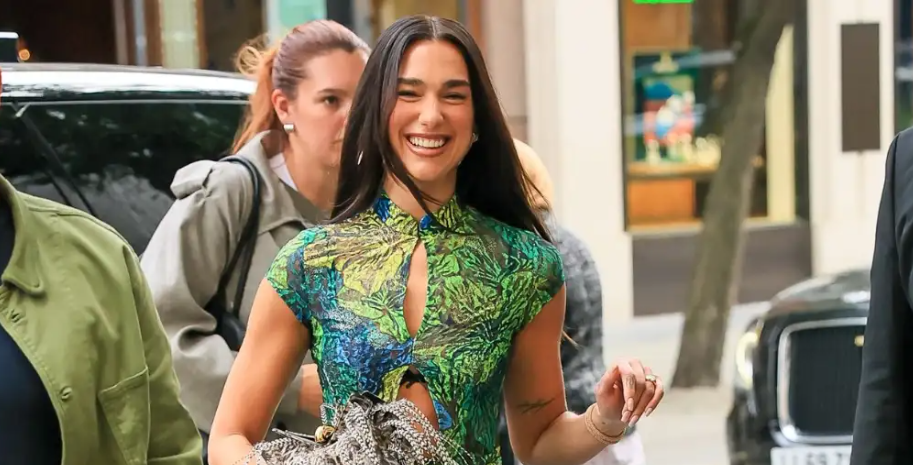 Dua Lipa: Κατάφερε να βάλει όλα τα hot trends της σεζόν σε ένα μόνο φόρεμα