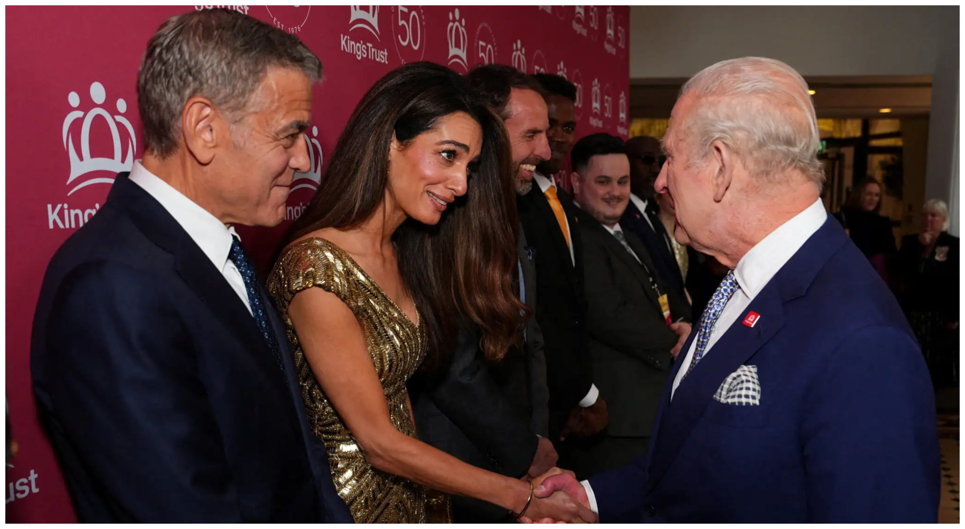 George Clooney & Amal Clooney: Η glamorous εμφάνιση δίπλα στον βασιλιά Κάρολο στο Λονδίνο