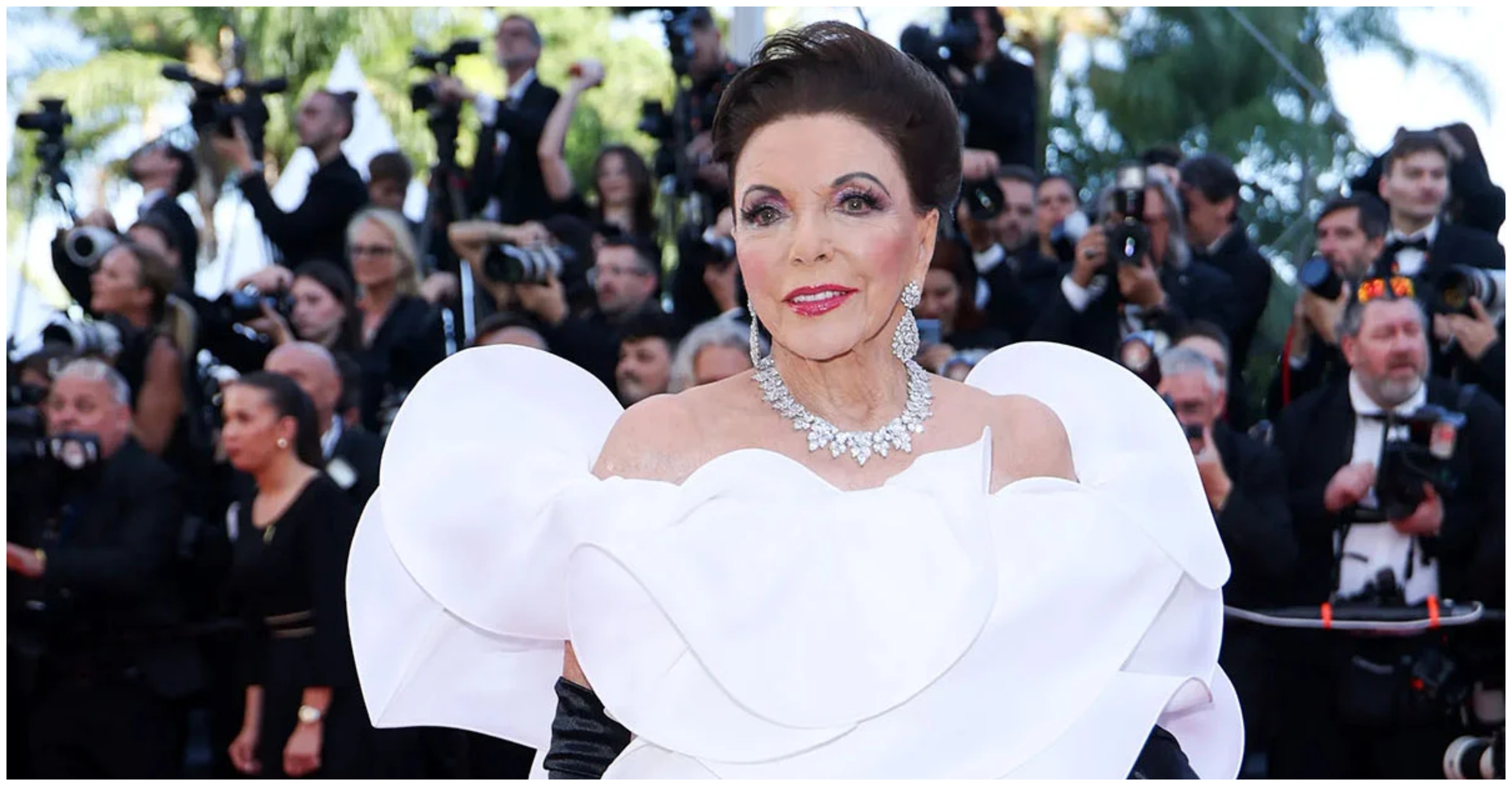 Η 92χρονη Joan Collins «έκλεψε» τις εντυπώσεις στο Φεστιβάλ Καννών με λευκή τουαλέτα (ΒΙΝΤΕΟ)