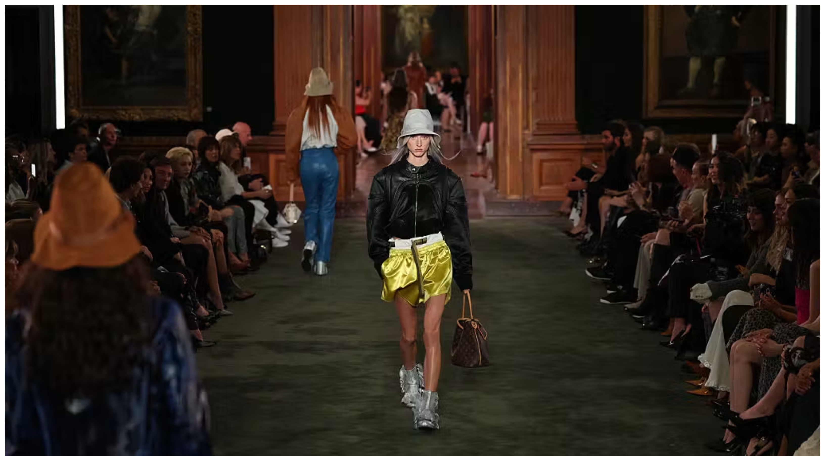 Louis Vuitton Cruise 2027: Όταν η γαλλική φινέτσα συνάντησε την αμερικανική pop κουλτούρα