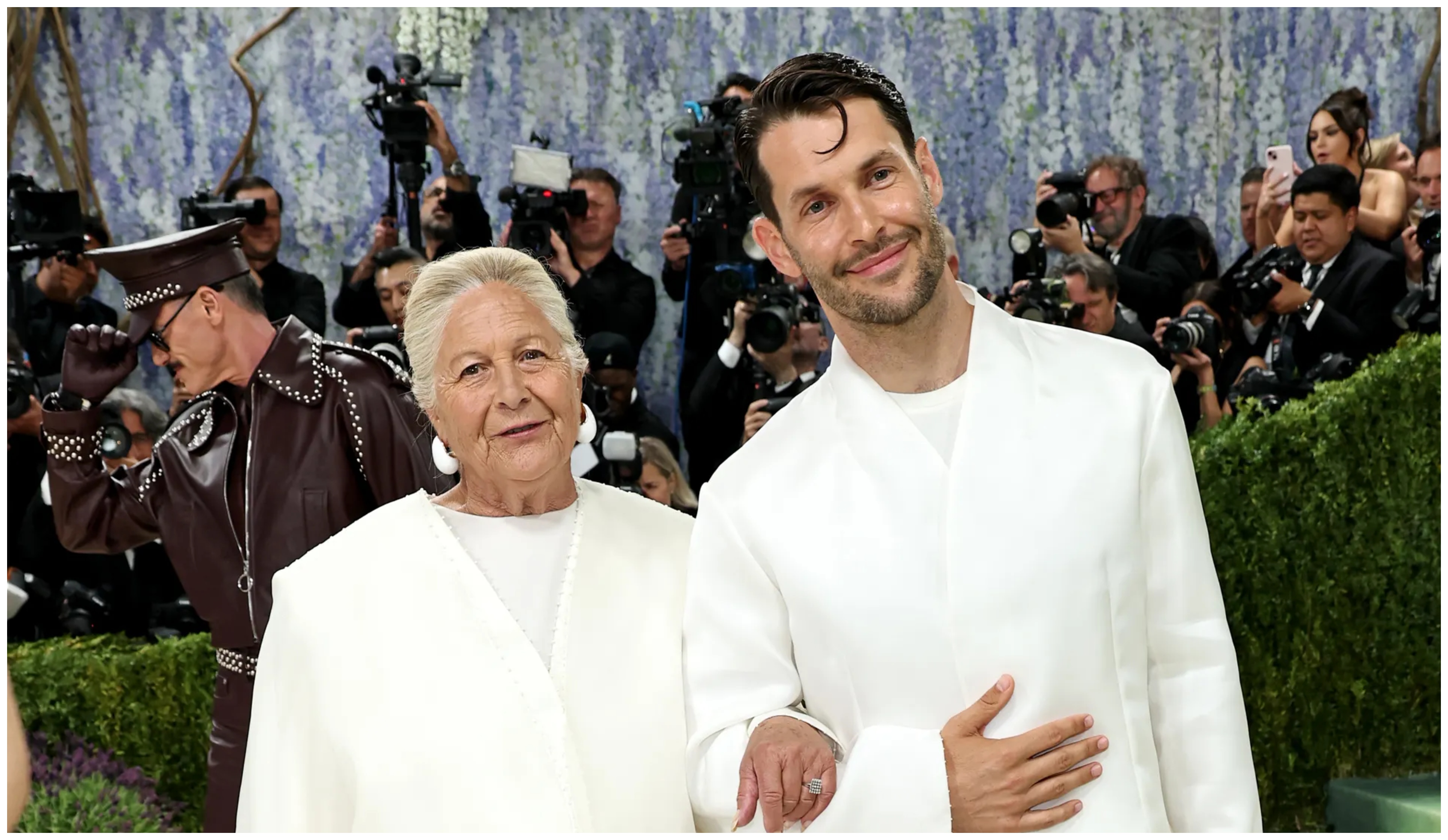 H “άλλη πλευρά” του Met Gala 2026: Όταν ο Ζακεμούς περπάτησε στο κόκκινο χαλί με τη γιαγιά του