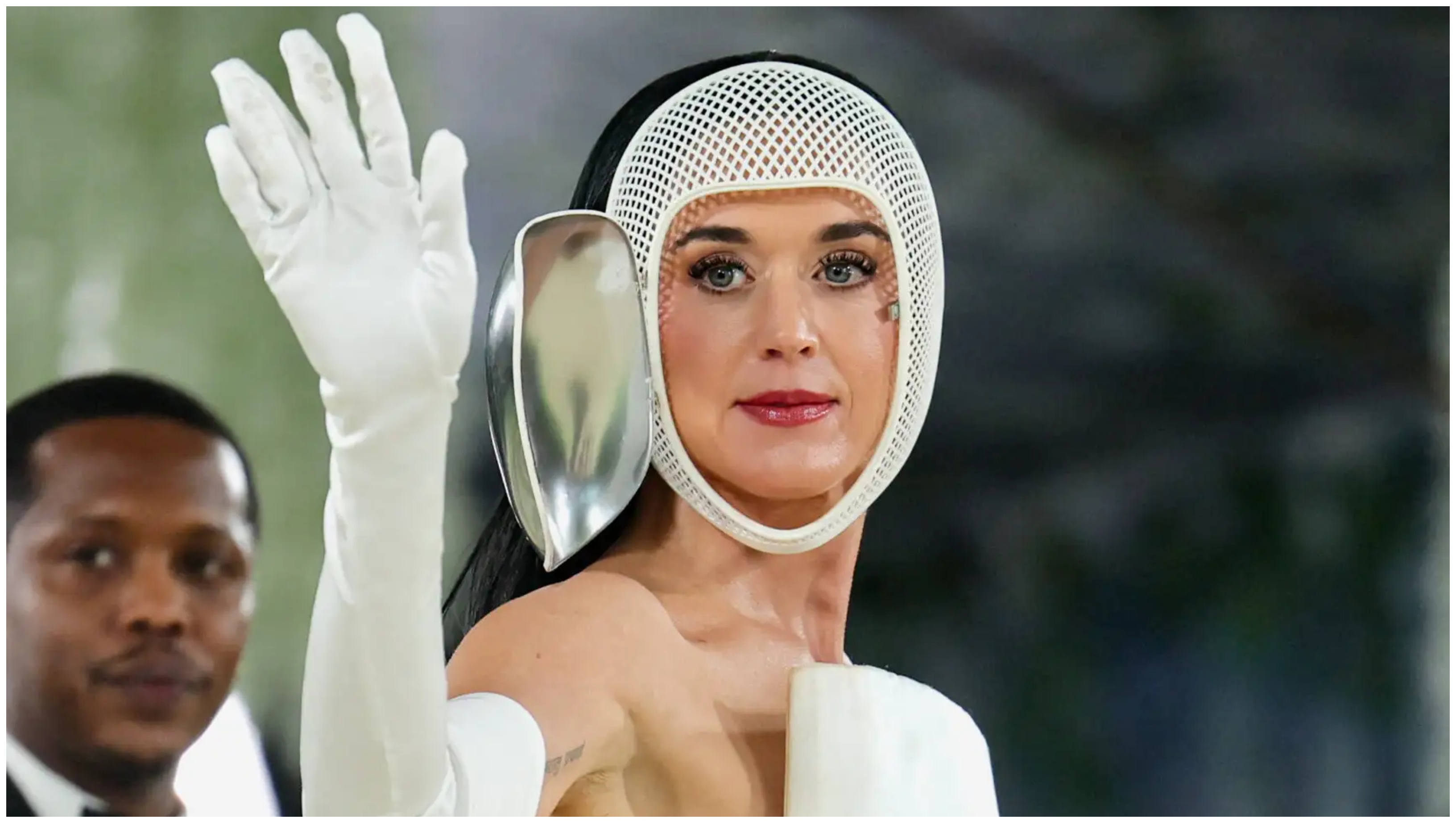 Katy Perry : Η ανατρεπτική εμφάνιση με έξι δάχτυλα, η ειρωνία και ο συμβολισμός στην εποχή του ΑΙ
