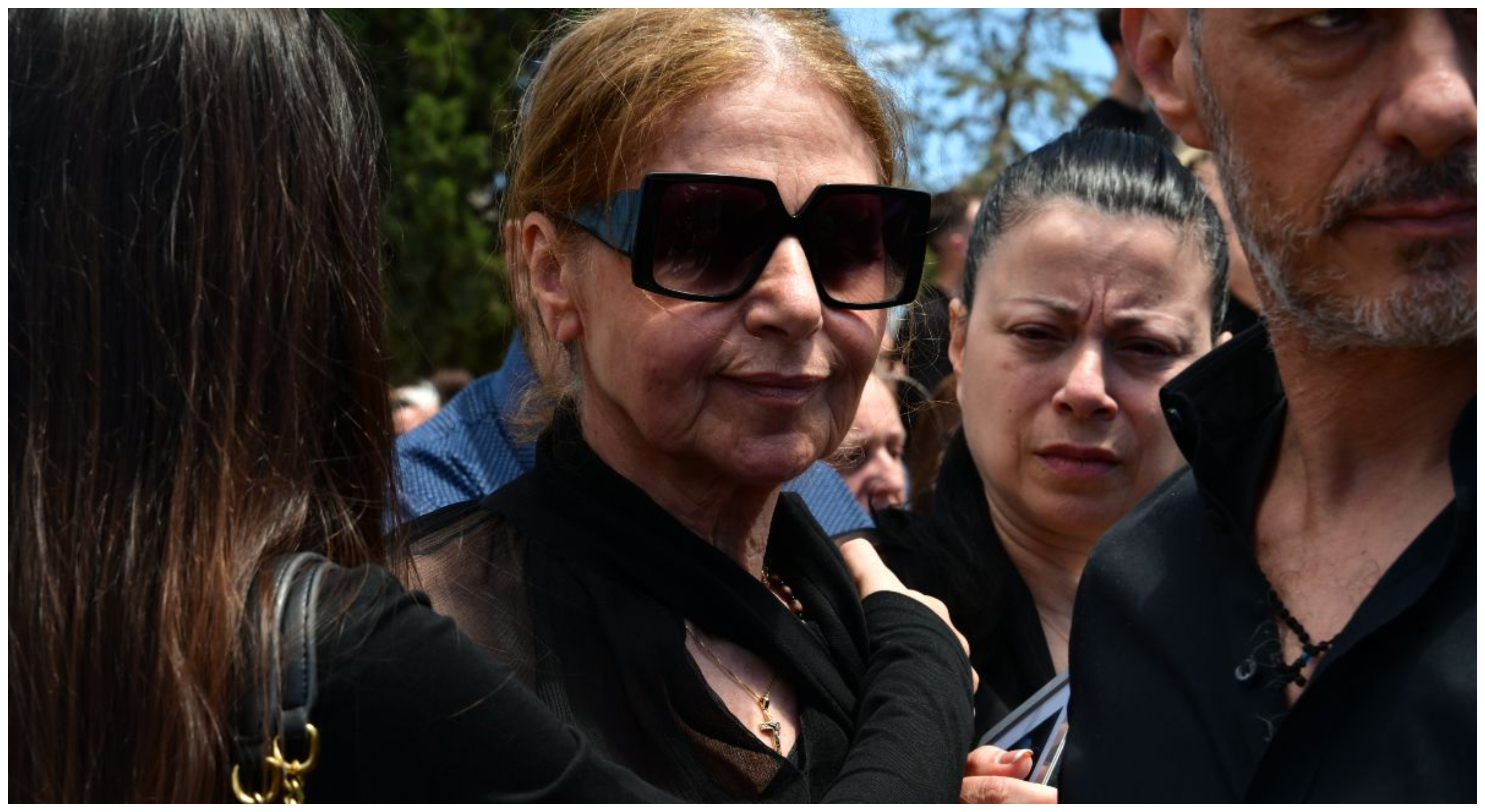 Κηδεία Μαστροκώστα: Η σοκαριστική στιγμή που η μητέρα της κοιτά τον ουρανό κρατώντας την φωτογραφία της
