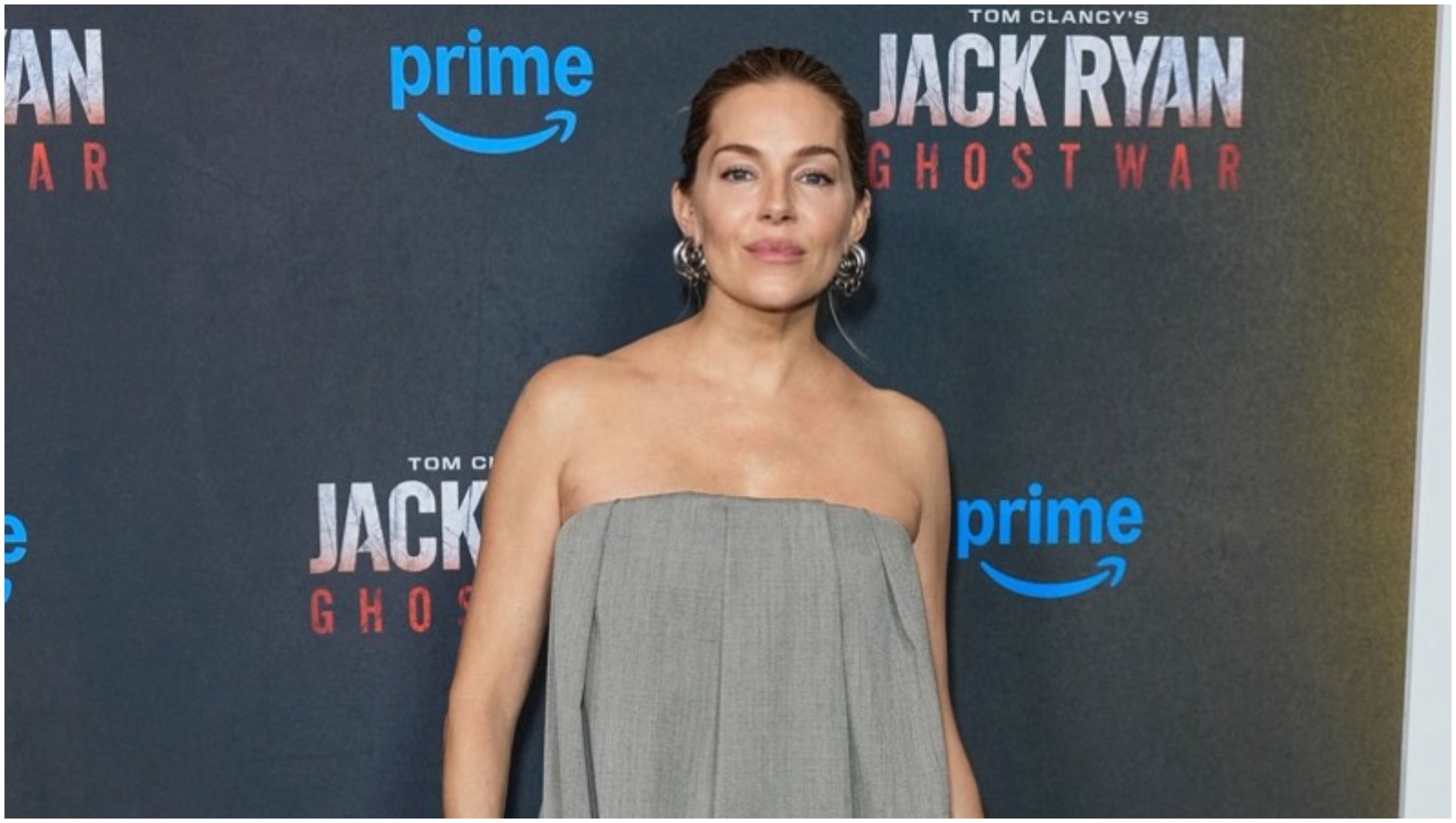 Sienna Miller: Φόρεσε Calvin Klein Collection στην πρεμιέρα του «Jack Ryan: Ghost War» στη Νέα Υόρκη