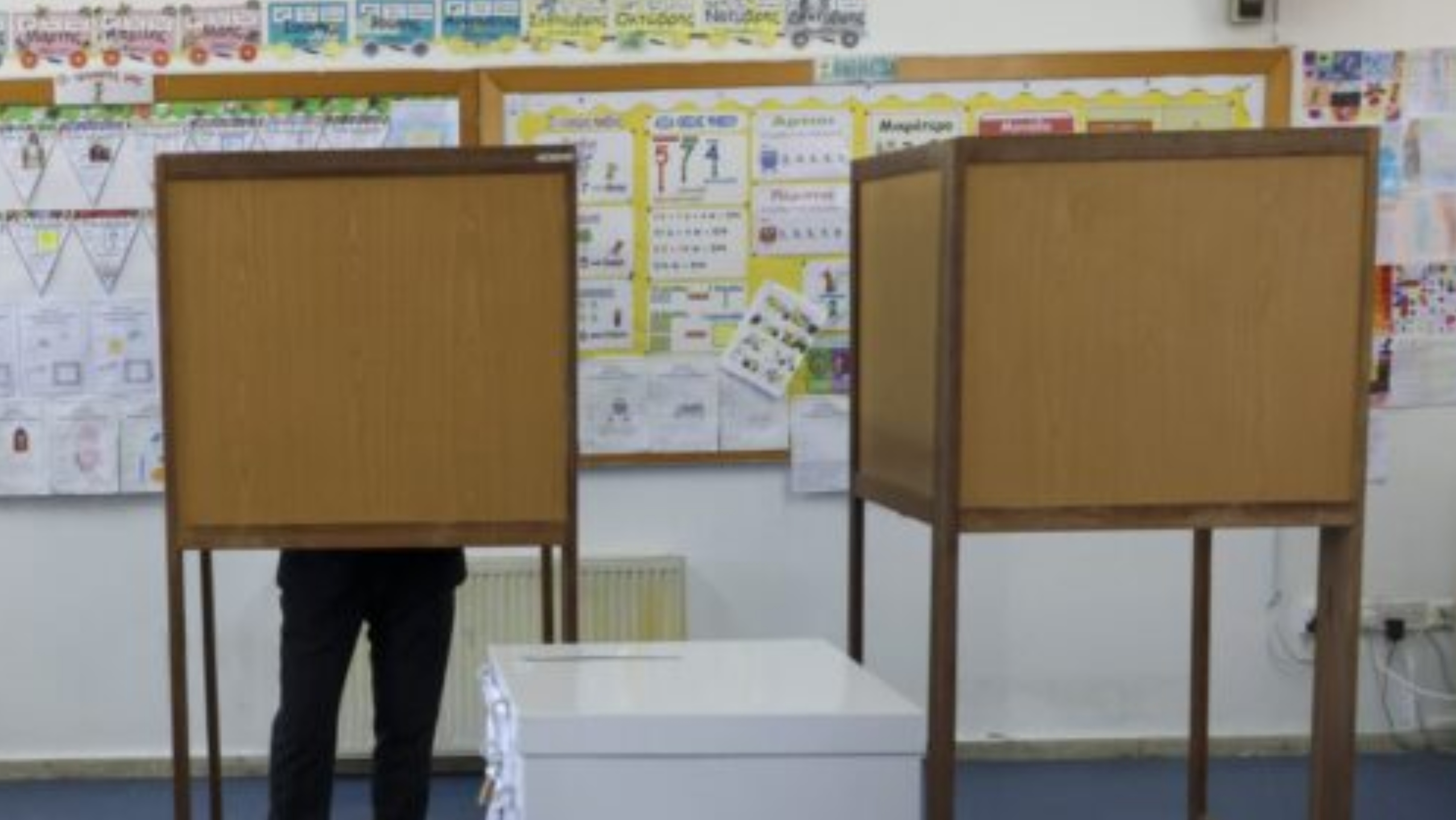 Βουλευτικές Εκλογές: Απίστευτο γεγονός! Πήγε να ψηφίσει με τον γάτο του (ΦΩΤΟ)