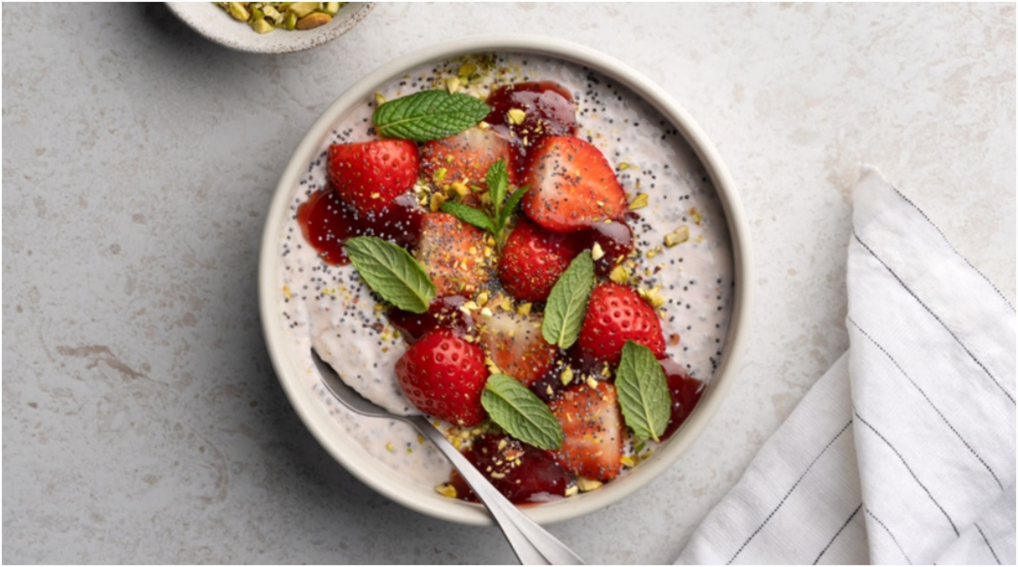Πανεύκολο chia bowl με μαρμελάδα φράουλα που θα λατρέψεις