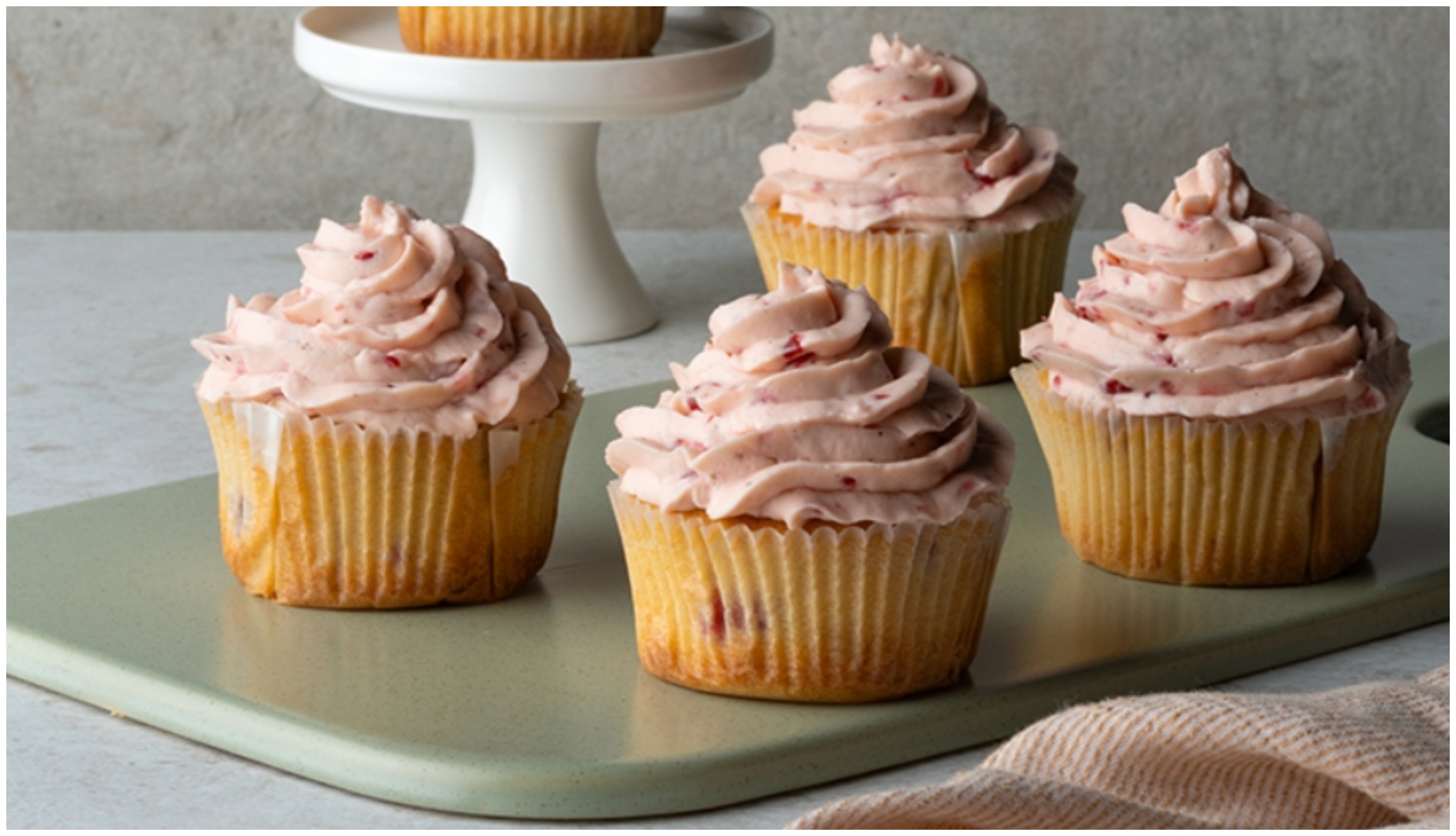 Γλυκιά συνταγή για cupcakes με φράουλες και λευκή σοκολάτα