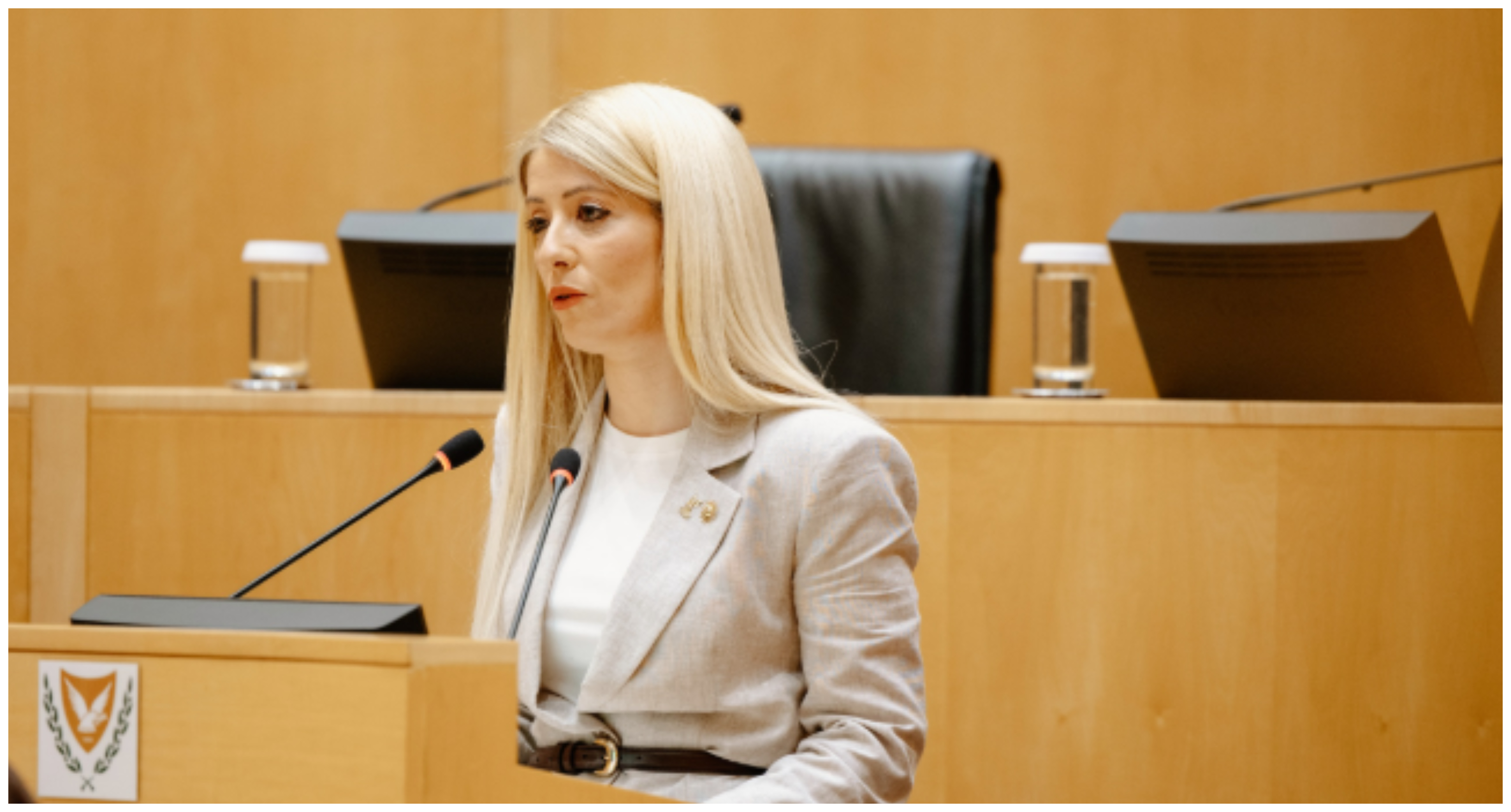 Αννίτα Δημητρίου: Το κοστούμι που «έκλεψε» τις εντυπώσεις στην επανεκλογή της