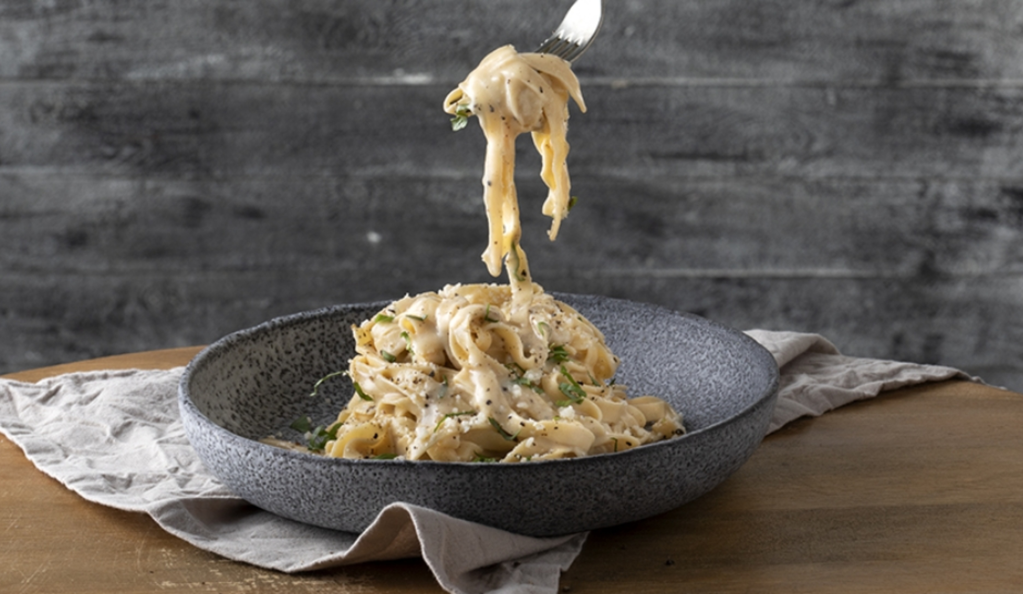 Λαχταριστή συνταγή για σπιτικά λιγκουίνι cacio e pepe