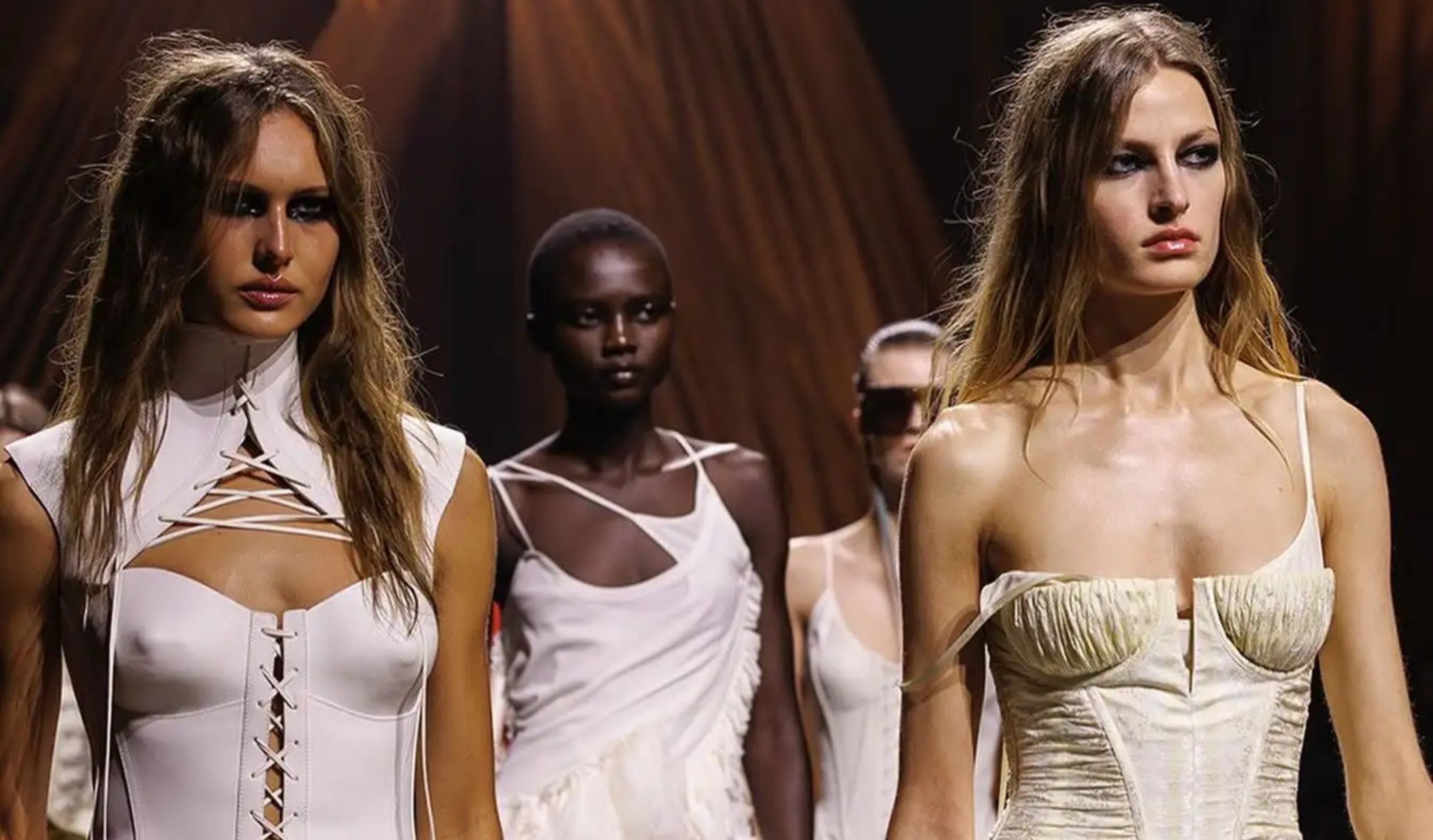 Alexander McQueen: Η μεγάλη επιστροφή στη γενέτειρα της δημιουργικής του ταυτότητας