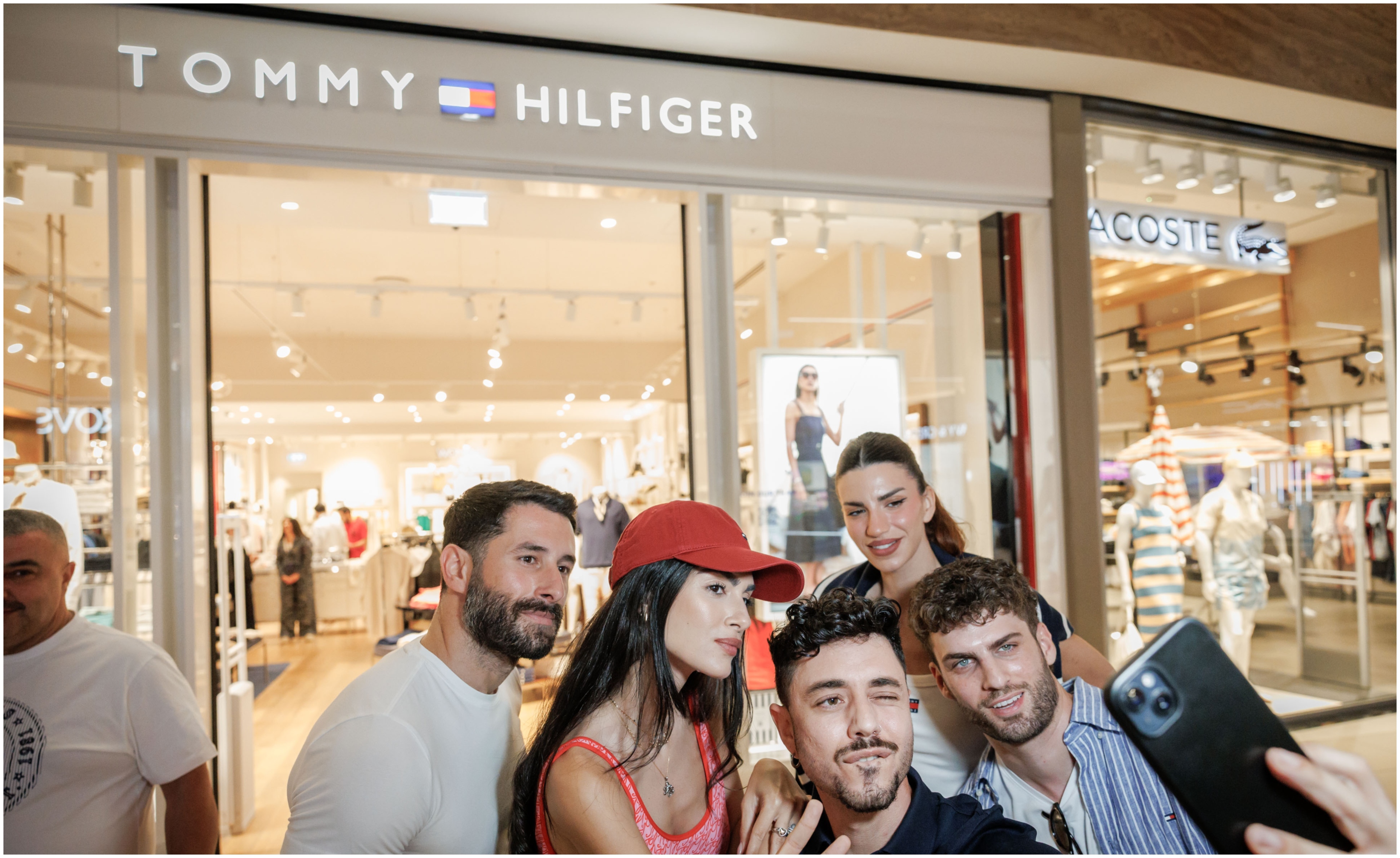 Η Tommy Hilfiger μοίρασε απίστευτα δώρα με την πιο stylish vending machine