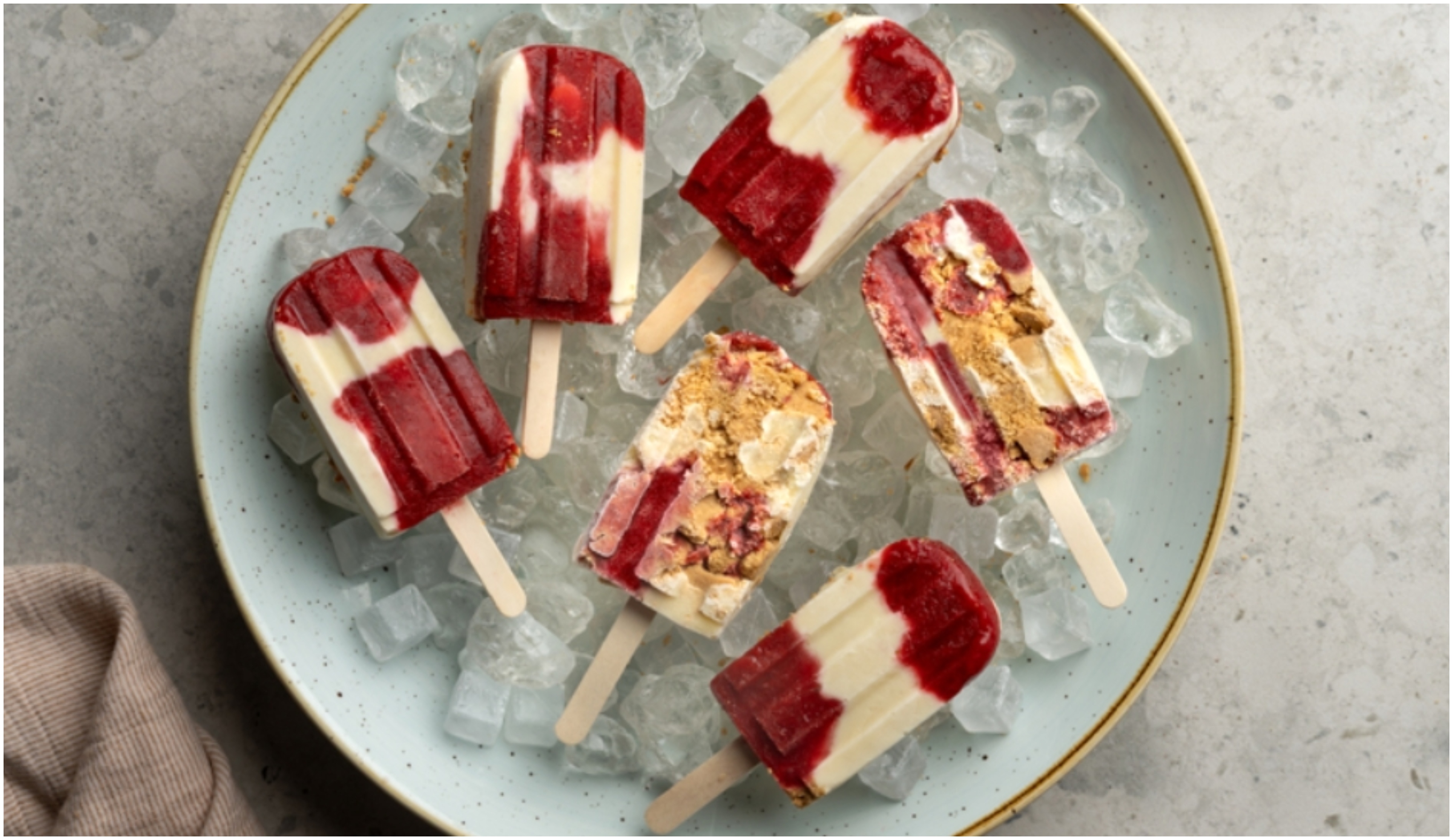 Δροσερή συνταγή για popsicles με πουτίγκα πρωτεΐνης και μαρμελάδα φράουλα