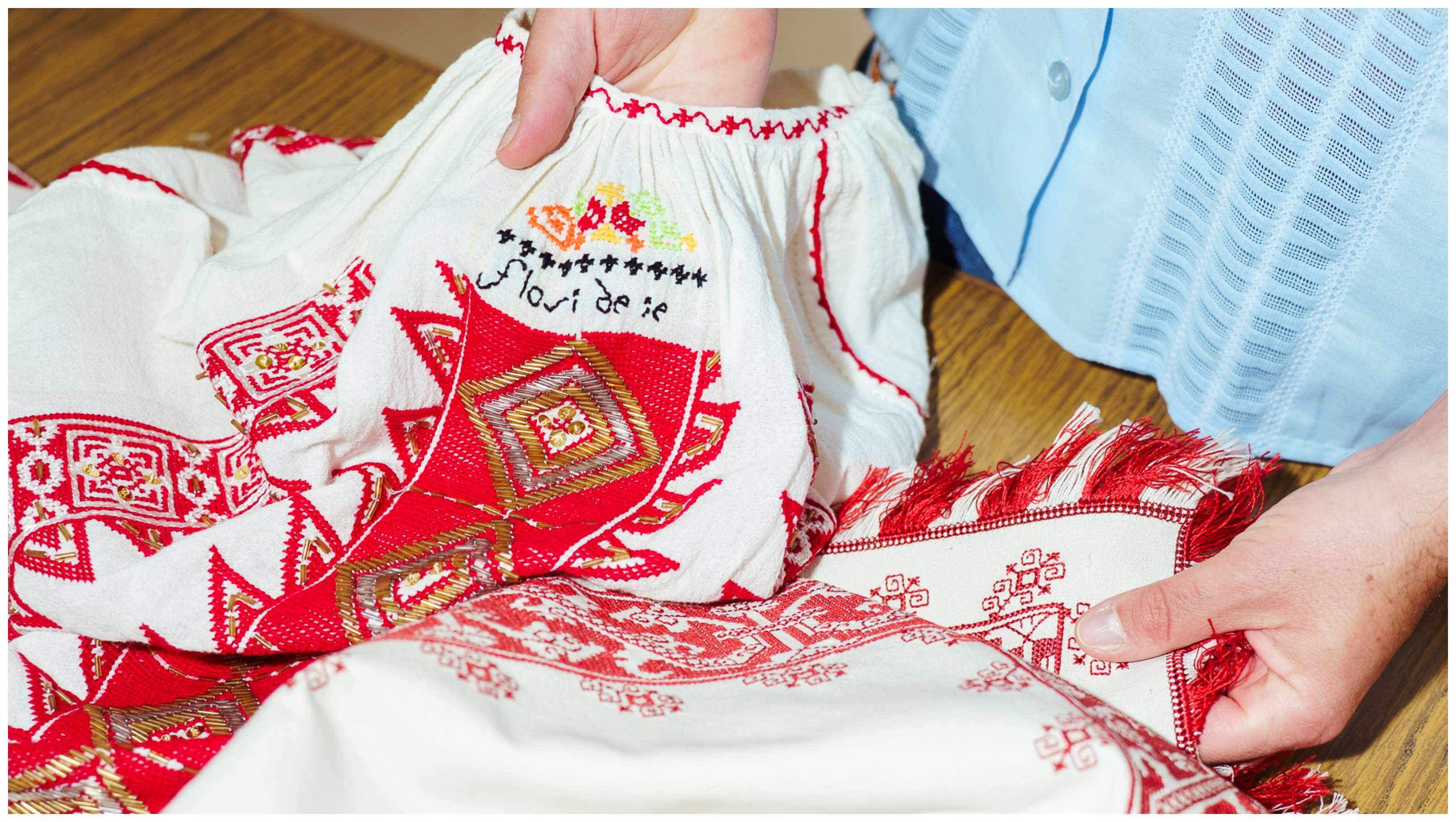 Embroidered Dialogues: Ένα φουλάρι που γιορτάζει τη Ρουμανία και την Κύπρο