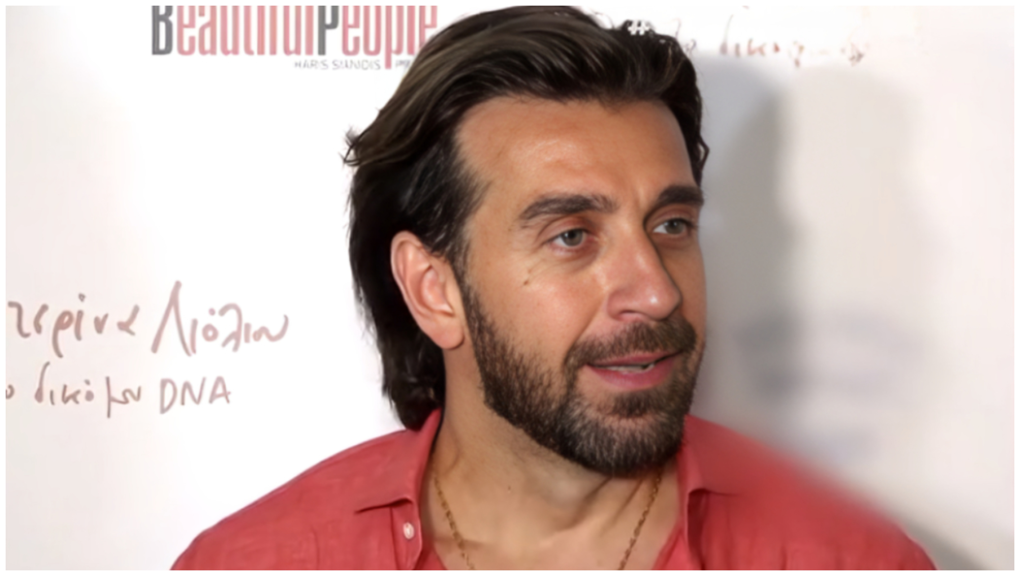 Θάνος Πετρέλης: «Θα δεχτώ το κοπλιμέντο ότι μοιάζω με αρχαίο Έλληνα»