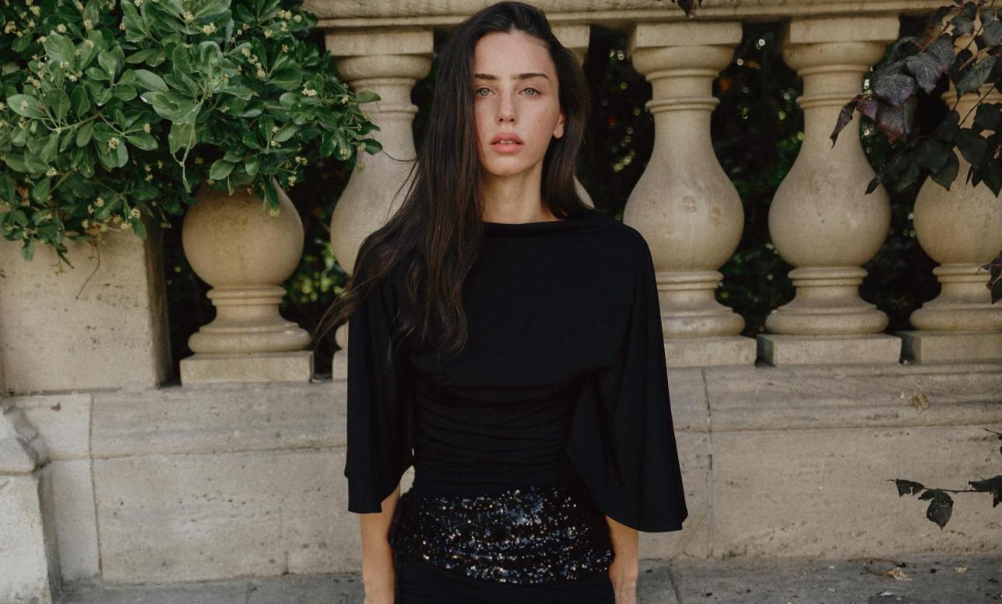 Το μαύρο μίνι φόρεμα των Zara γίνεται το απόλυτο fashion statement της σεζόν και έχει γίνει viral στο TikTok