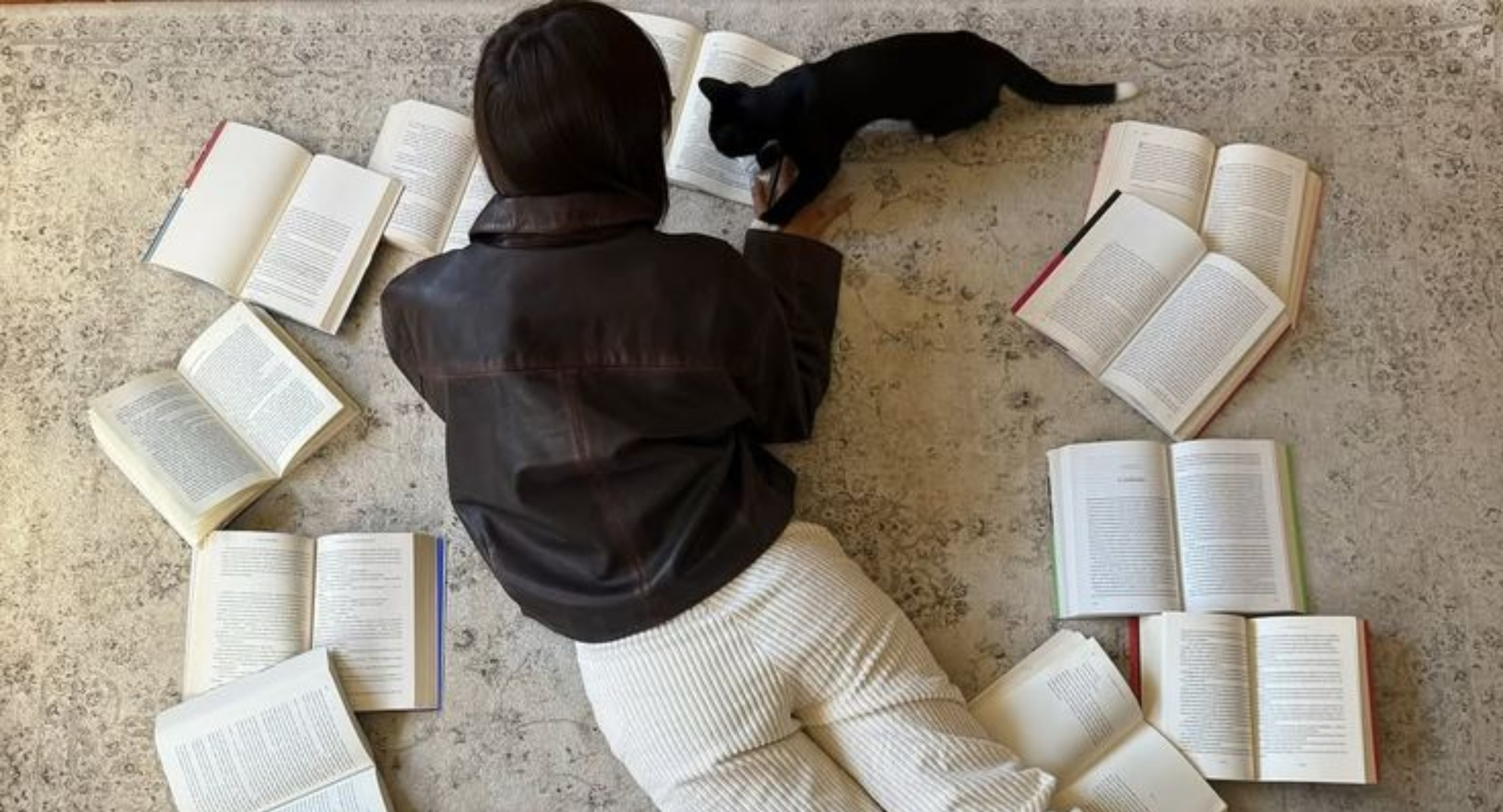 Bookcore: Τελικά το πιο κομψό αξεσουάρ είναι… ένα βιβλίο!