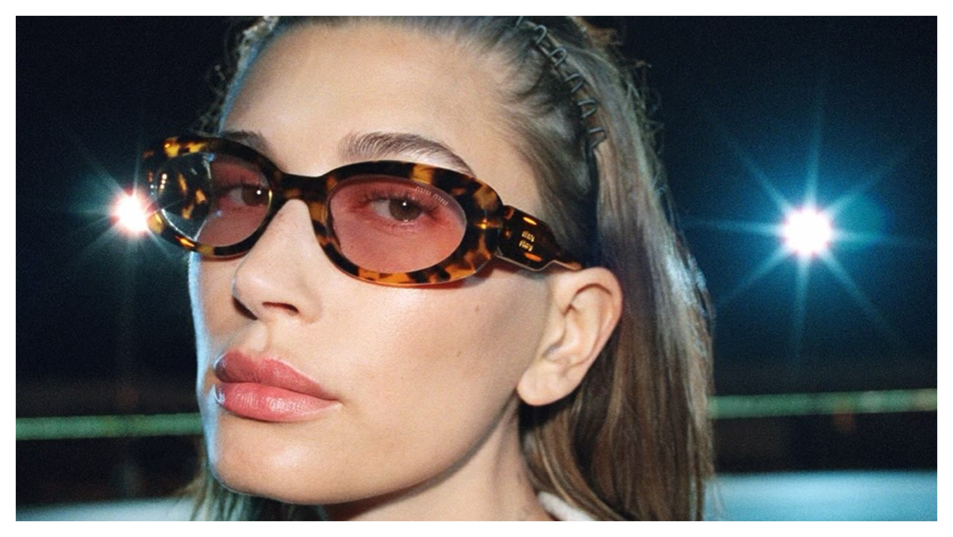 Hailey Bieber x Miu Miu: Η επιστροφή που επιβεβαιώνει τη θέση της στην κορυφή της μόδας και της ομορφιάς