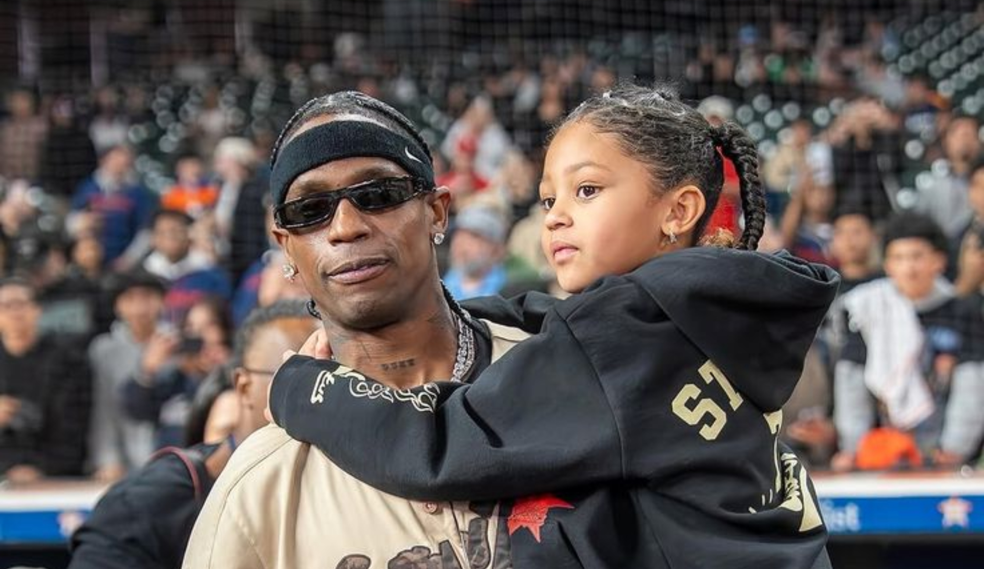 Ο Travis Scott ανέβασε στη σκηνή την 8χρονη κόρη του και είναι ότι πιο γλυκό έχεις δει