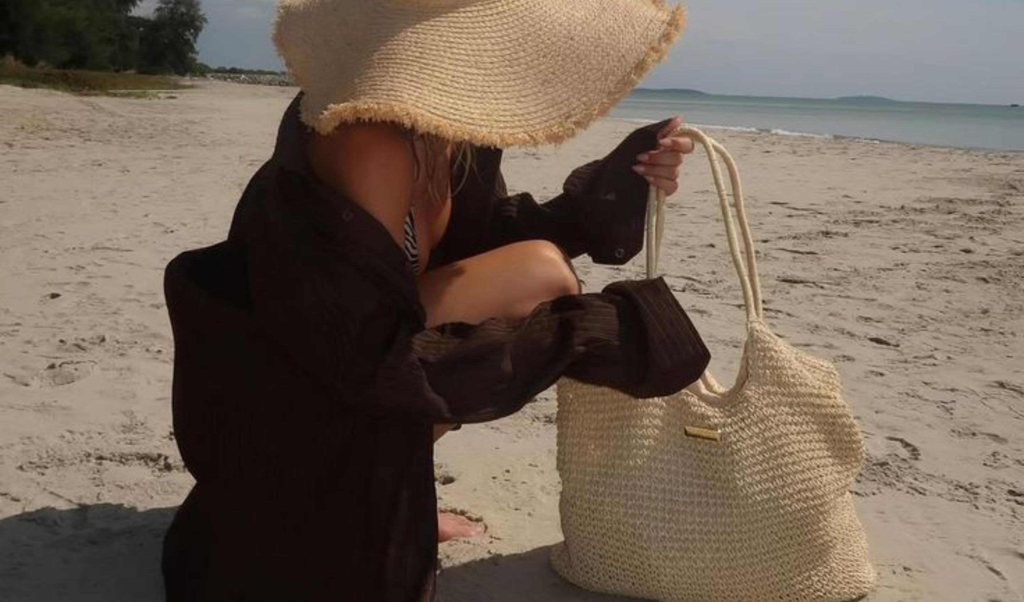 Η ψάθινη tote bag είναι η τσάντα που δεν λείπει ποτέ από το καλοκαιρινό outfit και αυτός είναι ο λόγος