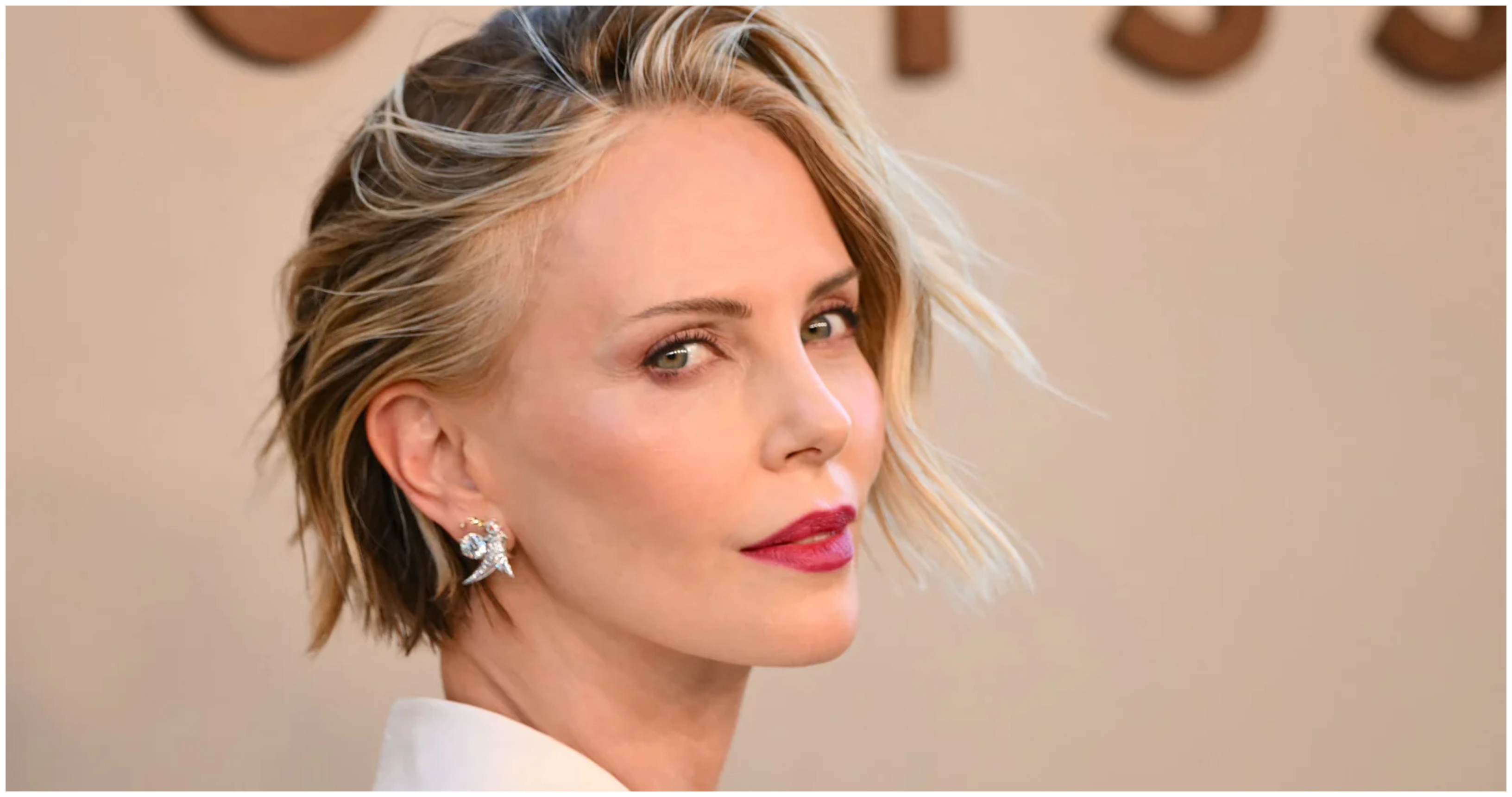 Charlize Theron: Δίνει μαθήματα διαχρονικού στιλ – Τα looks που ξεχώρισαν στην περιοδεία της «Οδύσσειας»
