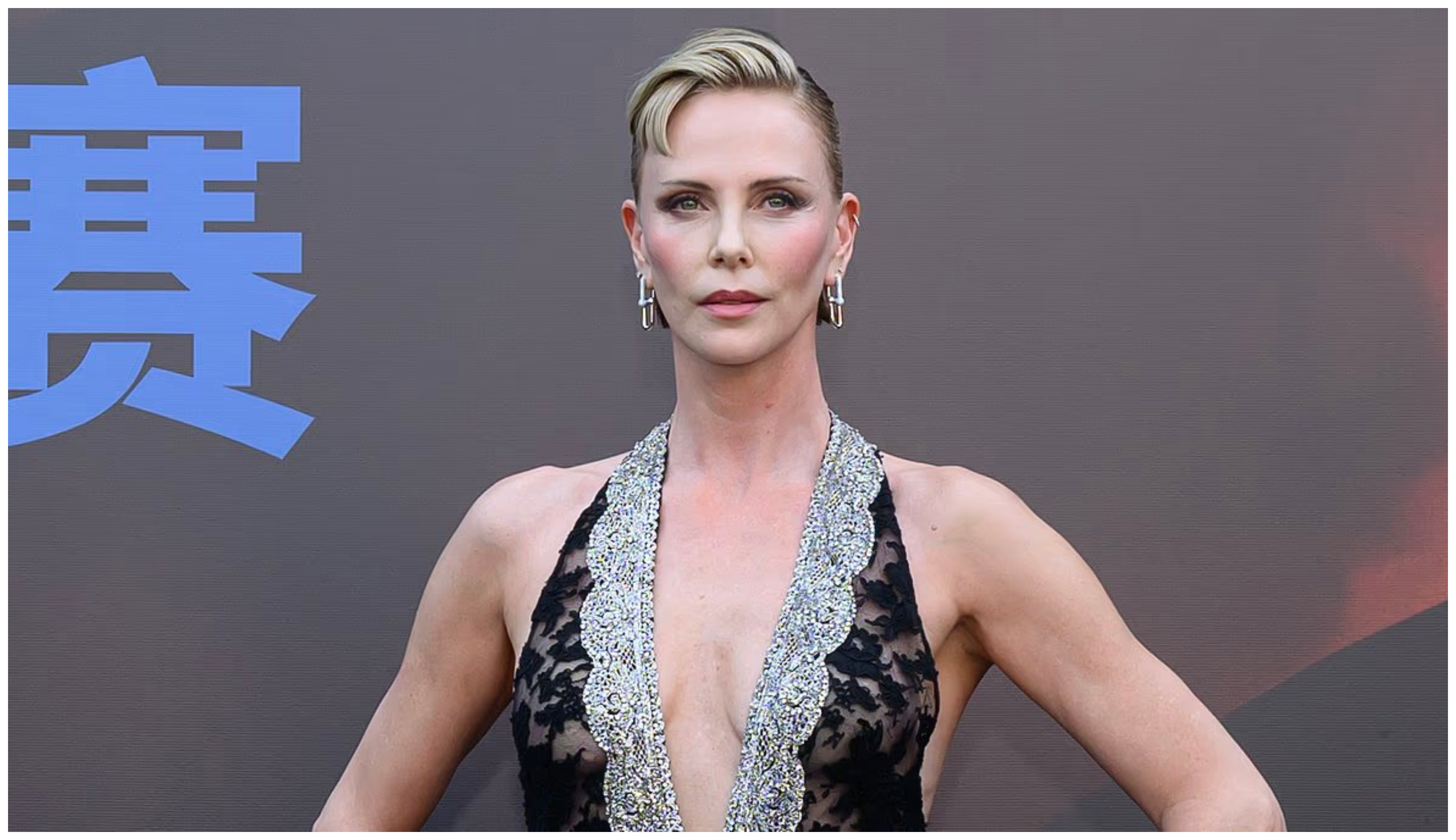 Charlize Theron: Η couture εμφάνιση του οίκου Givenchy που «έκλεψε» τις εντυπώσεις στο Πεκίνο